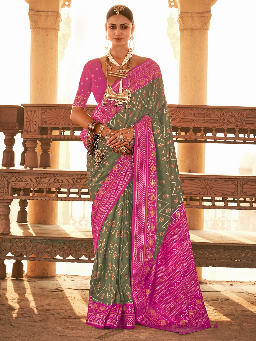 

Phenav Ethnic Motifs Silk Blend Saree With Blouse Piece, Green
