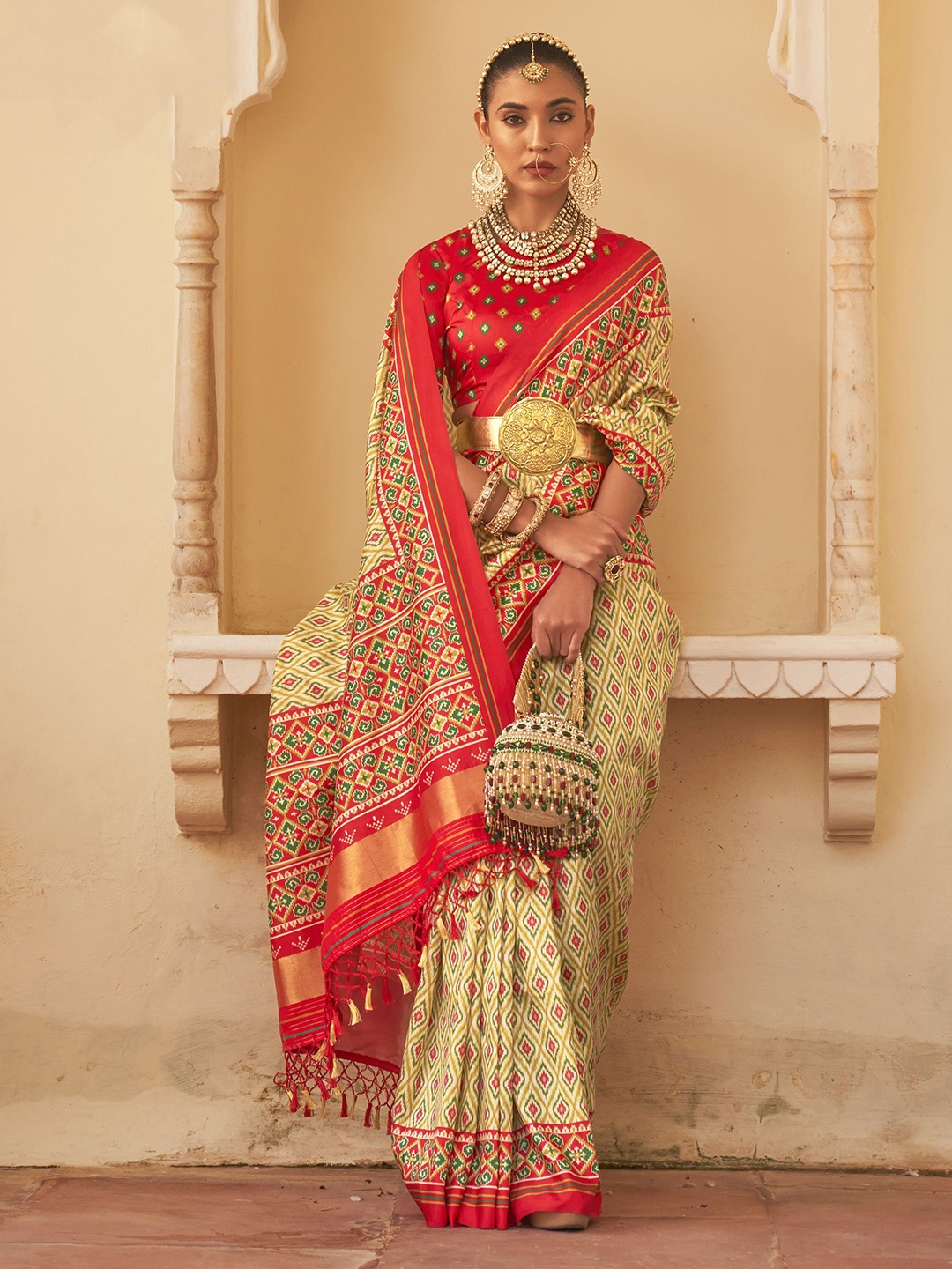 

Phenav Ethnic Motifs Silk Blend Saree With Blouse Piece, Red