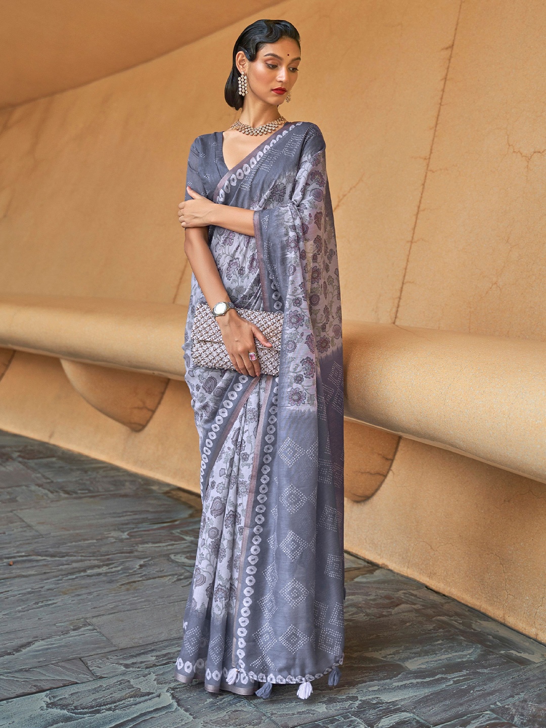 

Phenav Floral Printed Saree, Grey