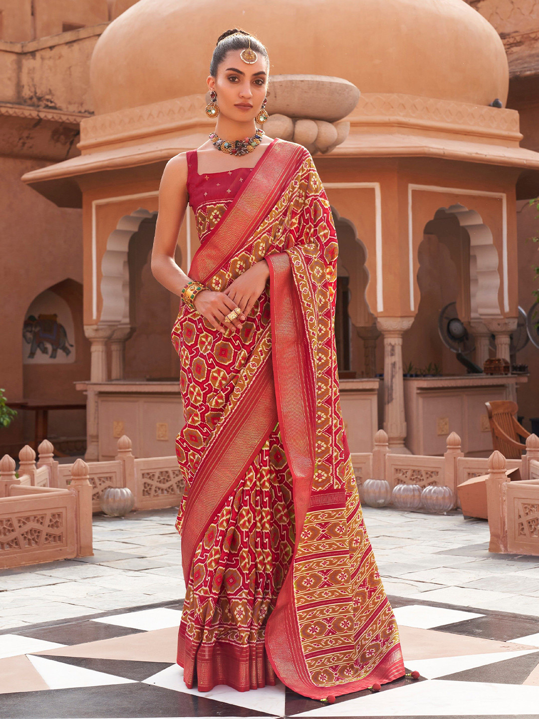 

Phenav Ethnic Motifs Zari Silk Blend Saree With Blouse Piece, Red