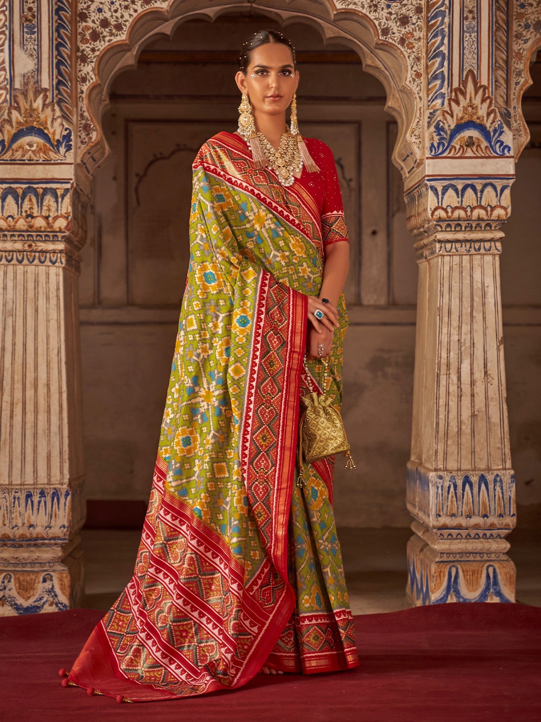 

Phenav Ethnic Motifs Printed Zari Saree, Green
