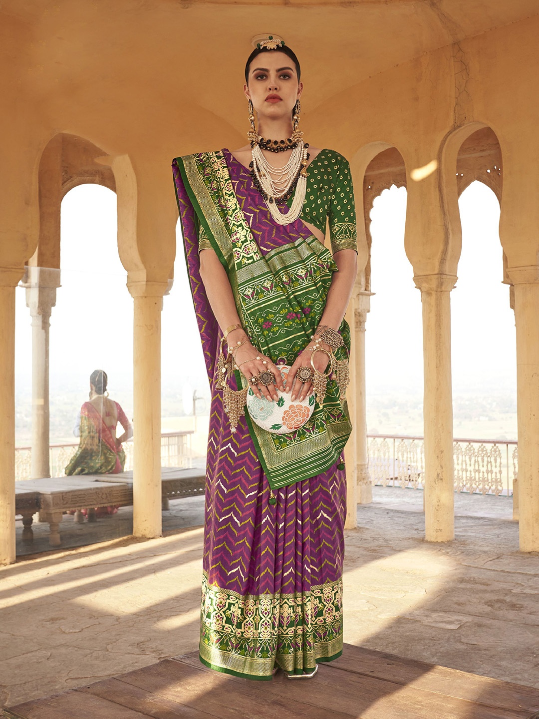 

Phenav Ethnic Motifs Printed Zari Saree, Purple