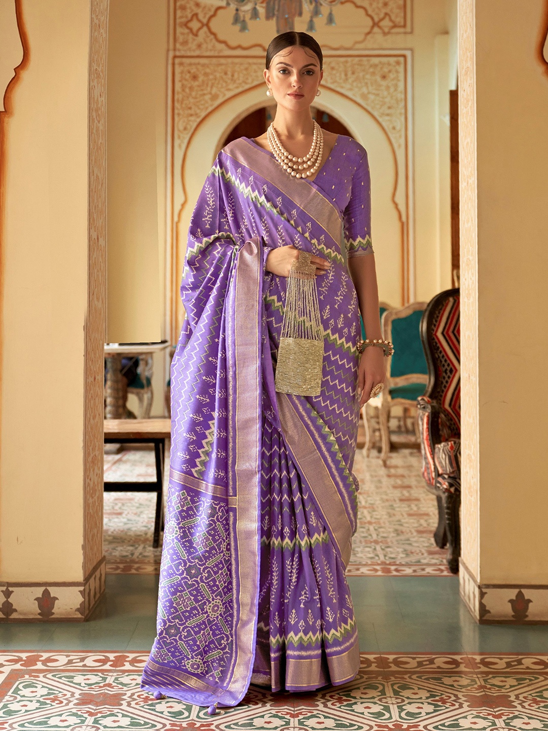 

Phenav Ethnic Motifs Printed Zari Saree, Purple