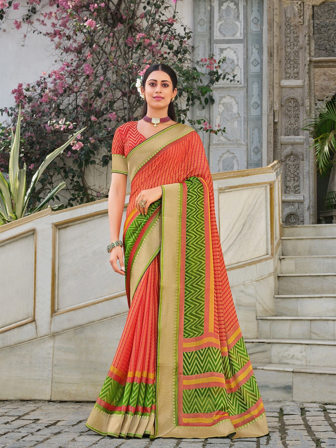 

Phenav Ethnic Motif Zari Viscose Rayon Saree With Blouse Piece, Green