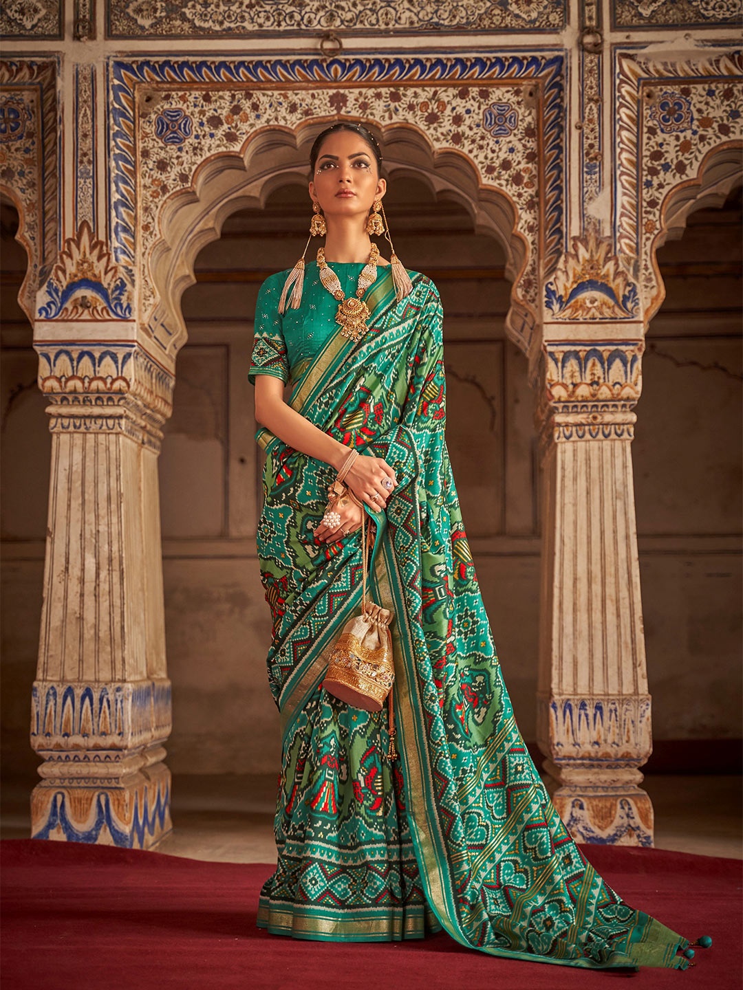 

Phenav Ethnic Motifs Printed Zari Saree, Green