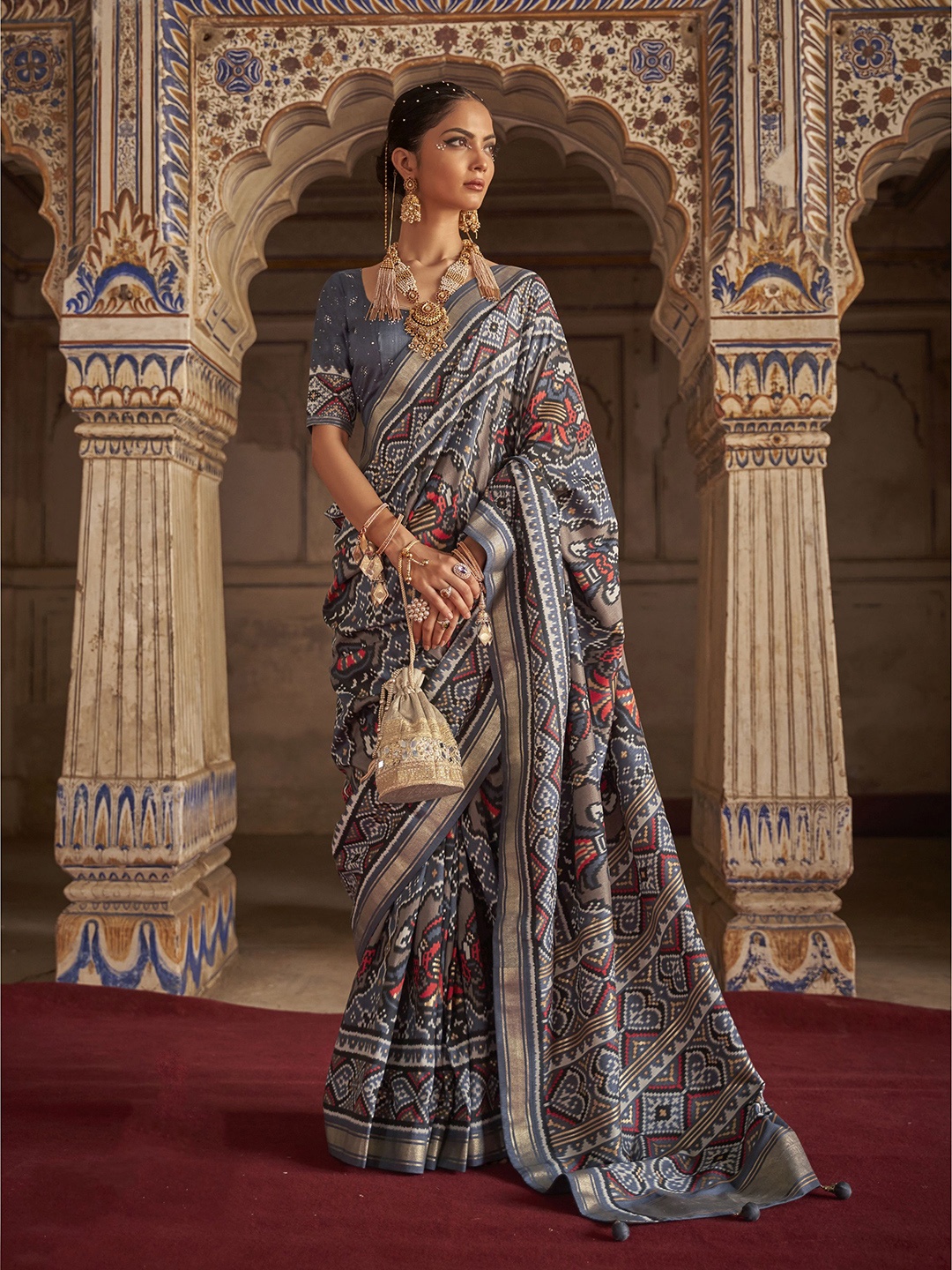 

Phenav Ethnic Motifs Printed Zari Saree, Grey