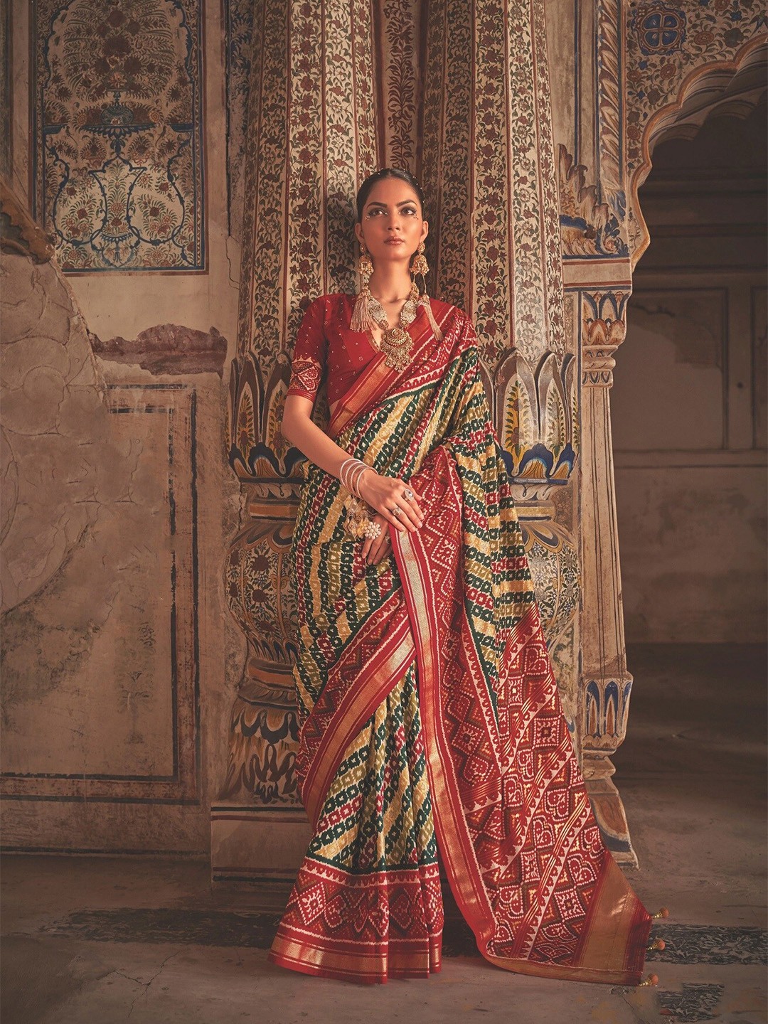 

Phenav Ethnic Motifs Printed Zari Saree, Green