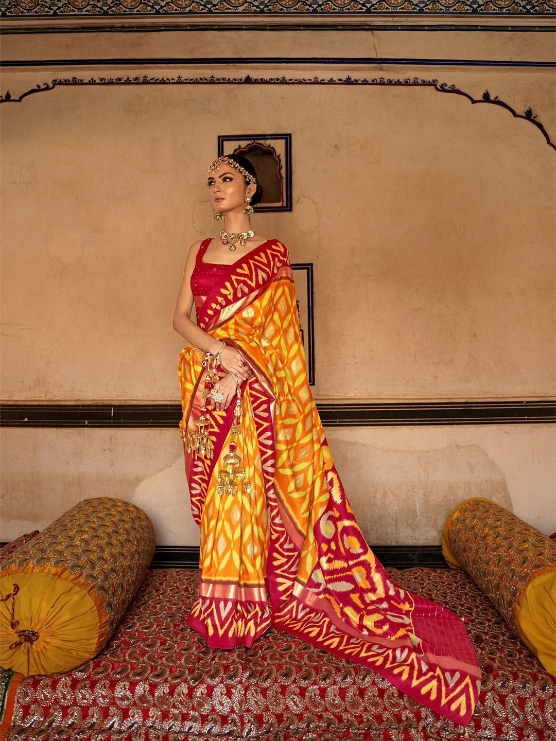 

Phenav Floral Printed Zari Saree, Red