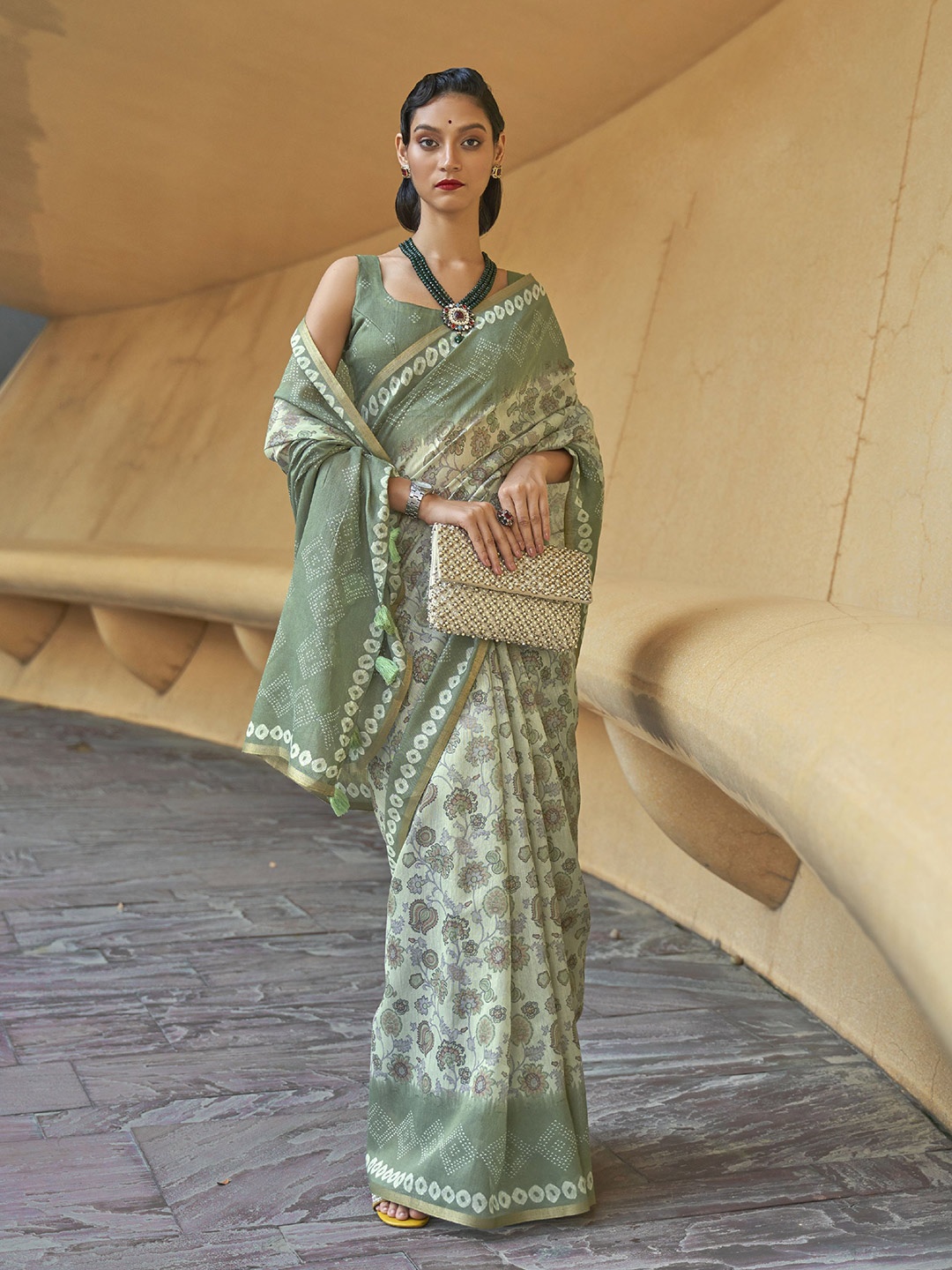 

Phenav Floral Zari Silk Blend Saree With Blouse Piece, Green
