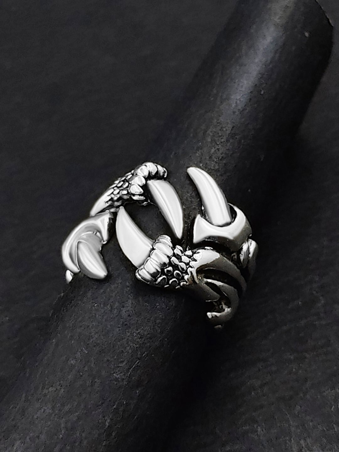 

Saizen Silver-Plated Oxidised c Devil Eagle Claw Shaped Adjustable Finger Ring