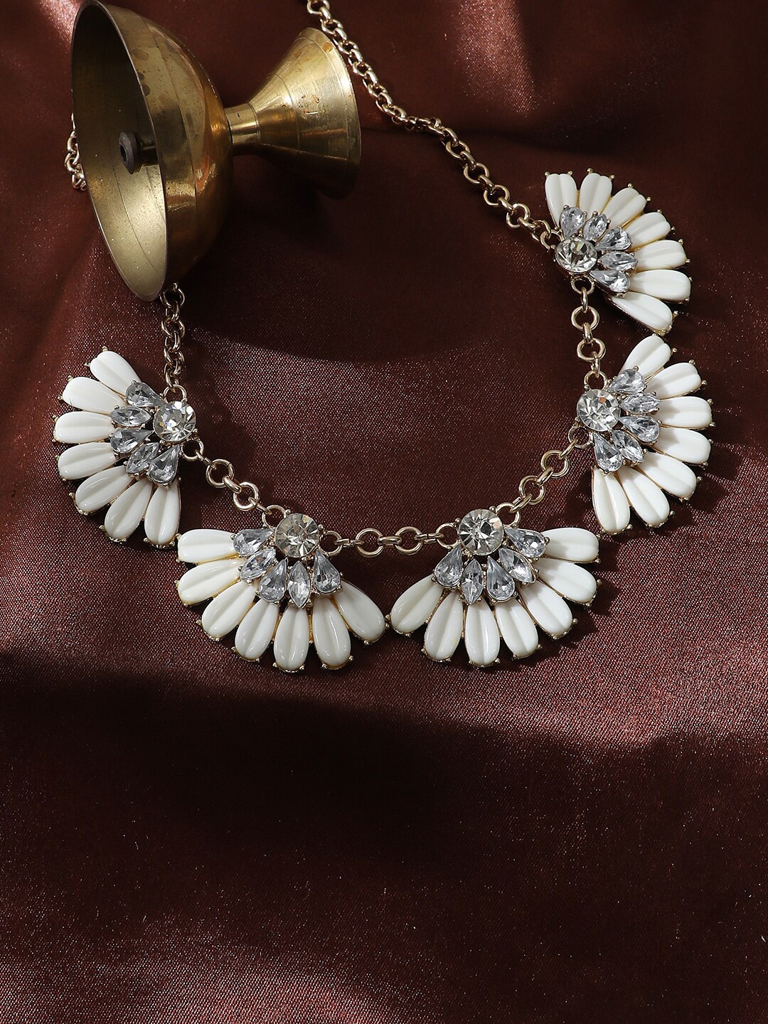 

SOHI Gold-Plated Floral Necklace