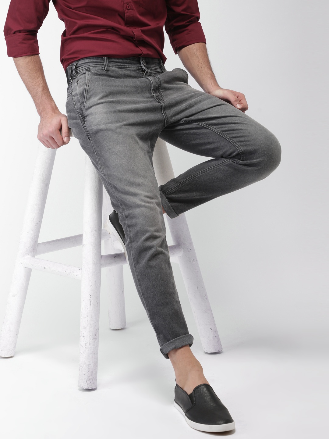 

HIGHLANDER Men Charcoal Slim Fit Mid-Rise Clean Look Stretchable Jeans