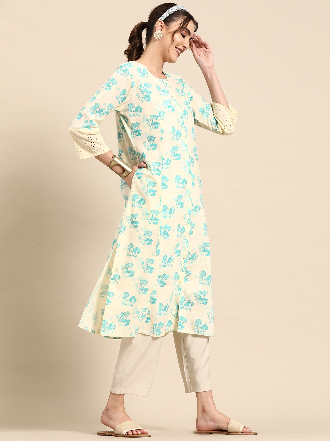 

Sangria Women Floral Printed Cotton Kurta, Beige