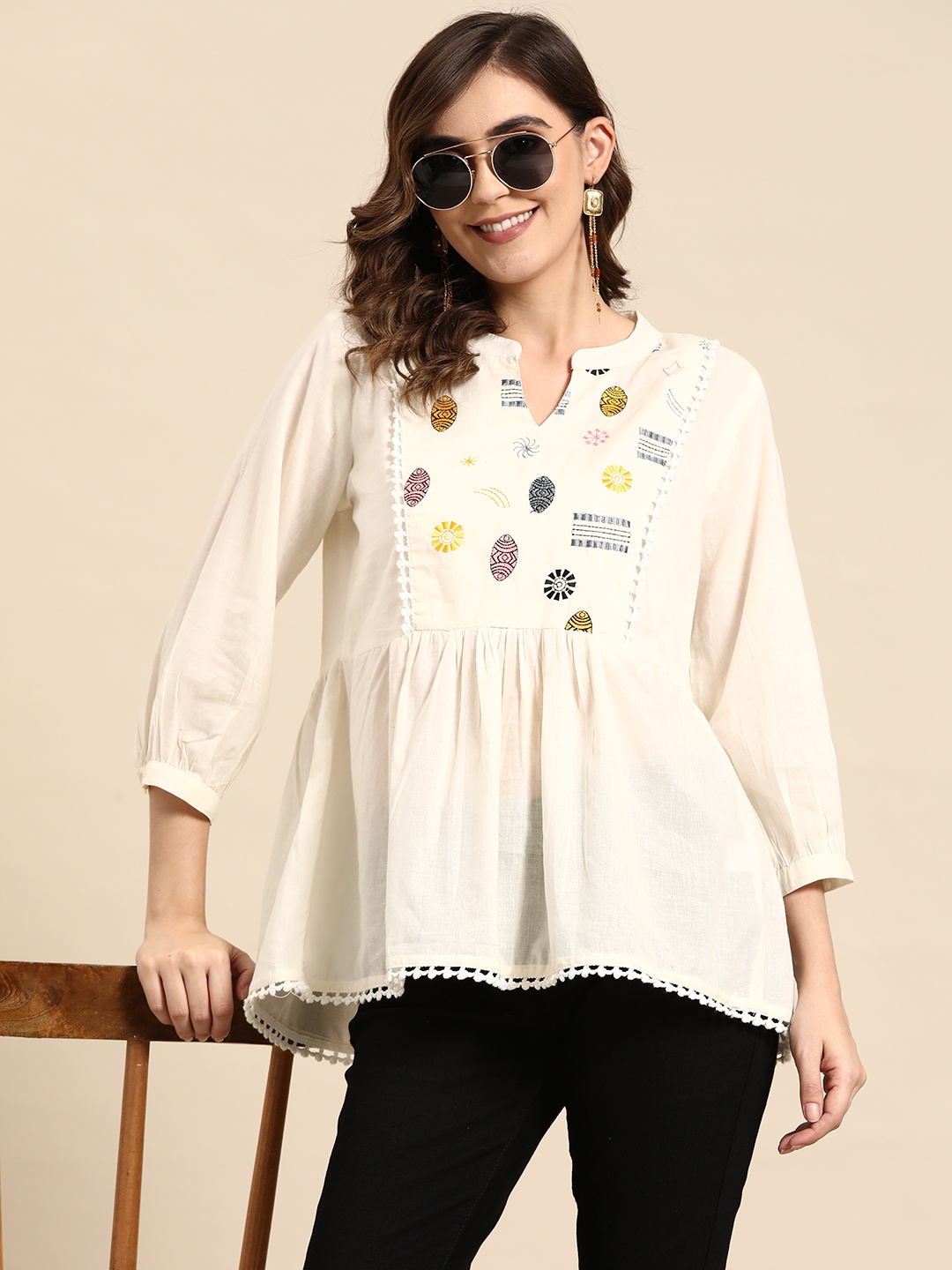 

Sangria Ethnic Motifs Yoke Design Pure Cotton Kurti, White