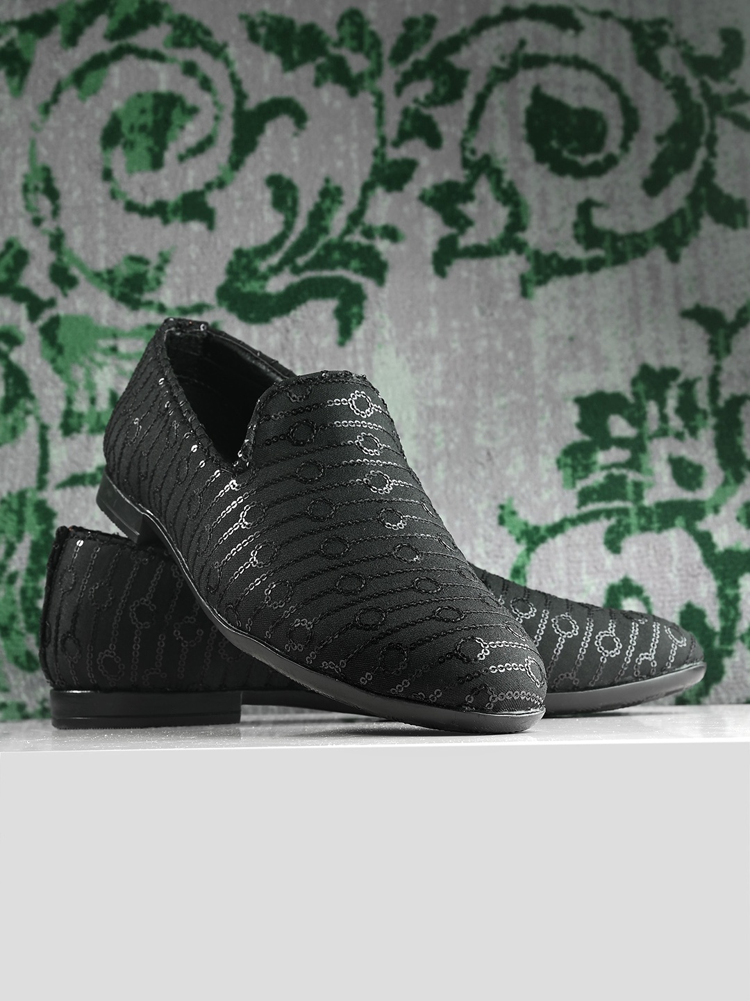 

House of Pataudi Men Embellished Lightweight Mojaris, Black