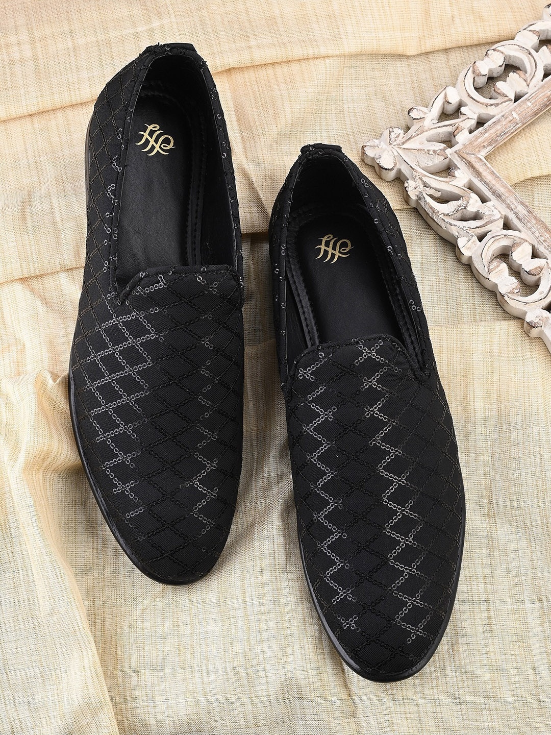 

House of Pataudi Men Embellished Lightweight Mojaris, Black