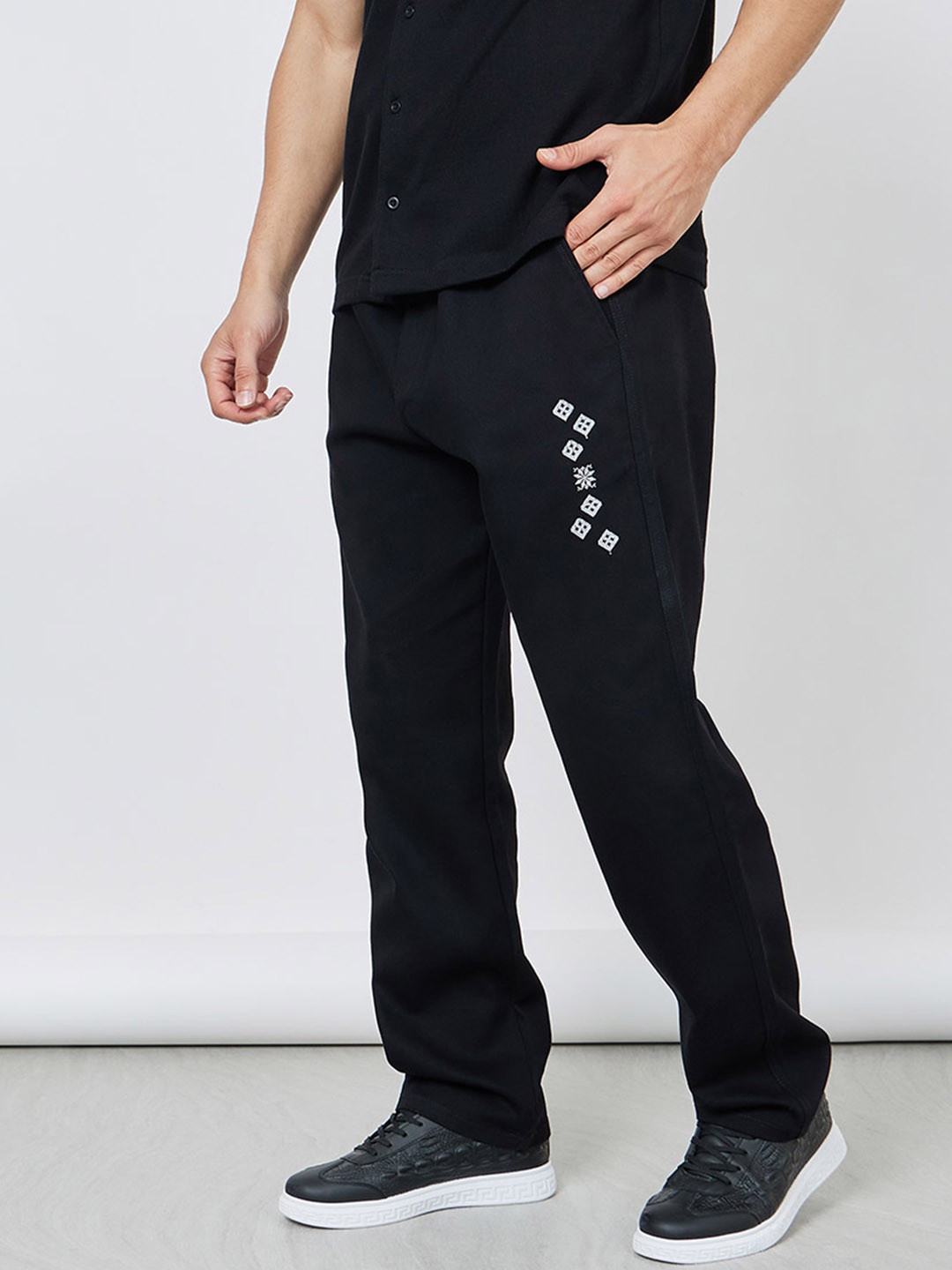 

Styli Men Mid-Rise Loose Fit Cotton Trousers, Black