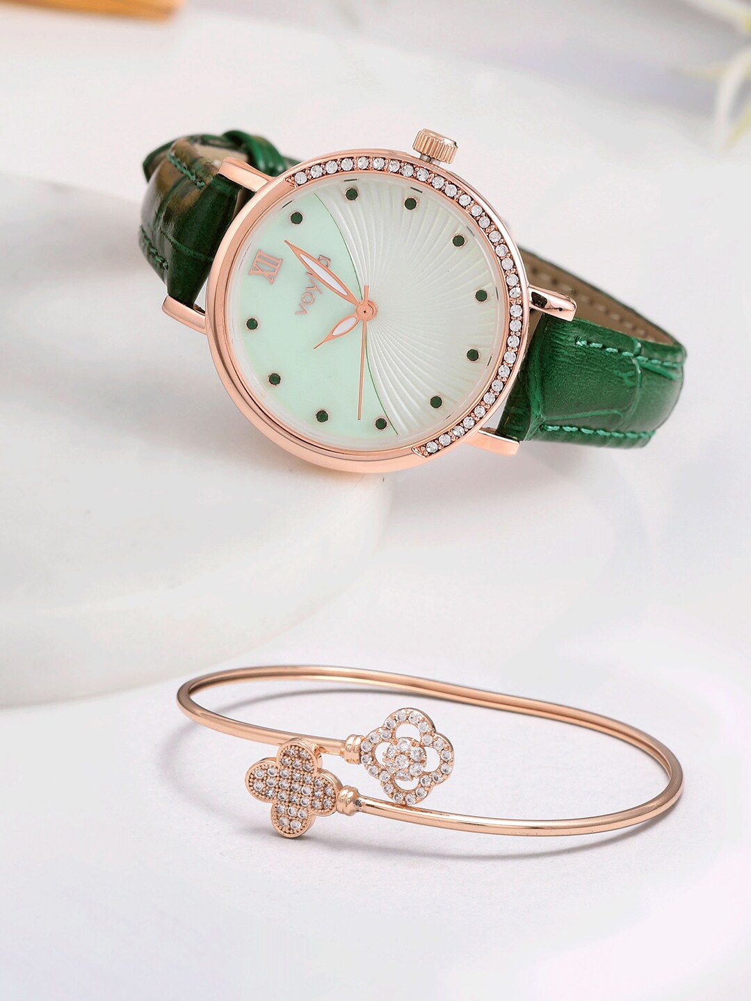

Voylla Women Watch with Bracelet Gift Set 8905124498684, Green
