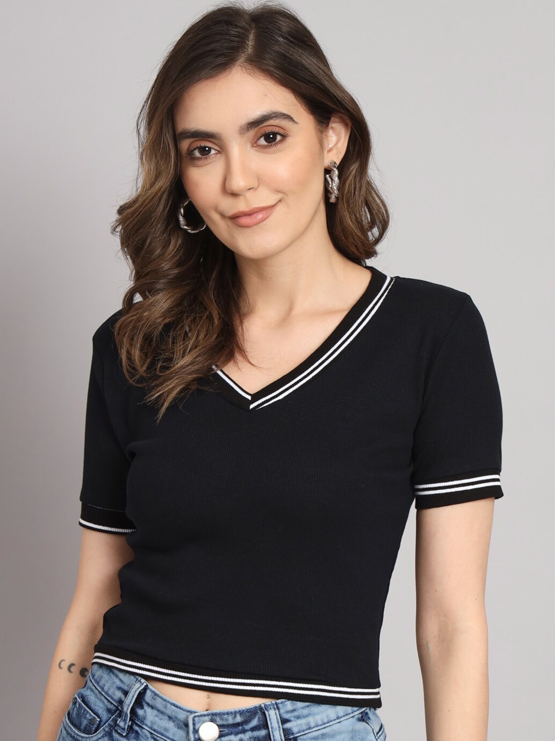 

BROOWL V-Neck Fitted Crop Top, Black