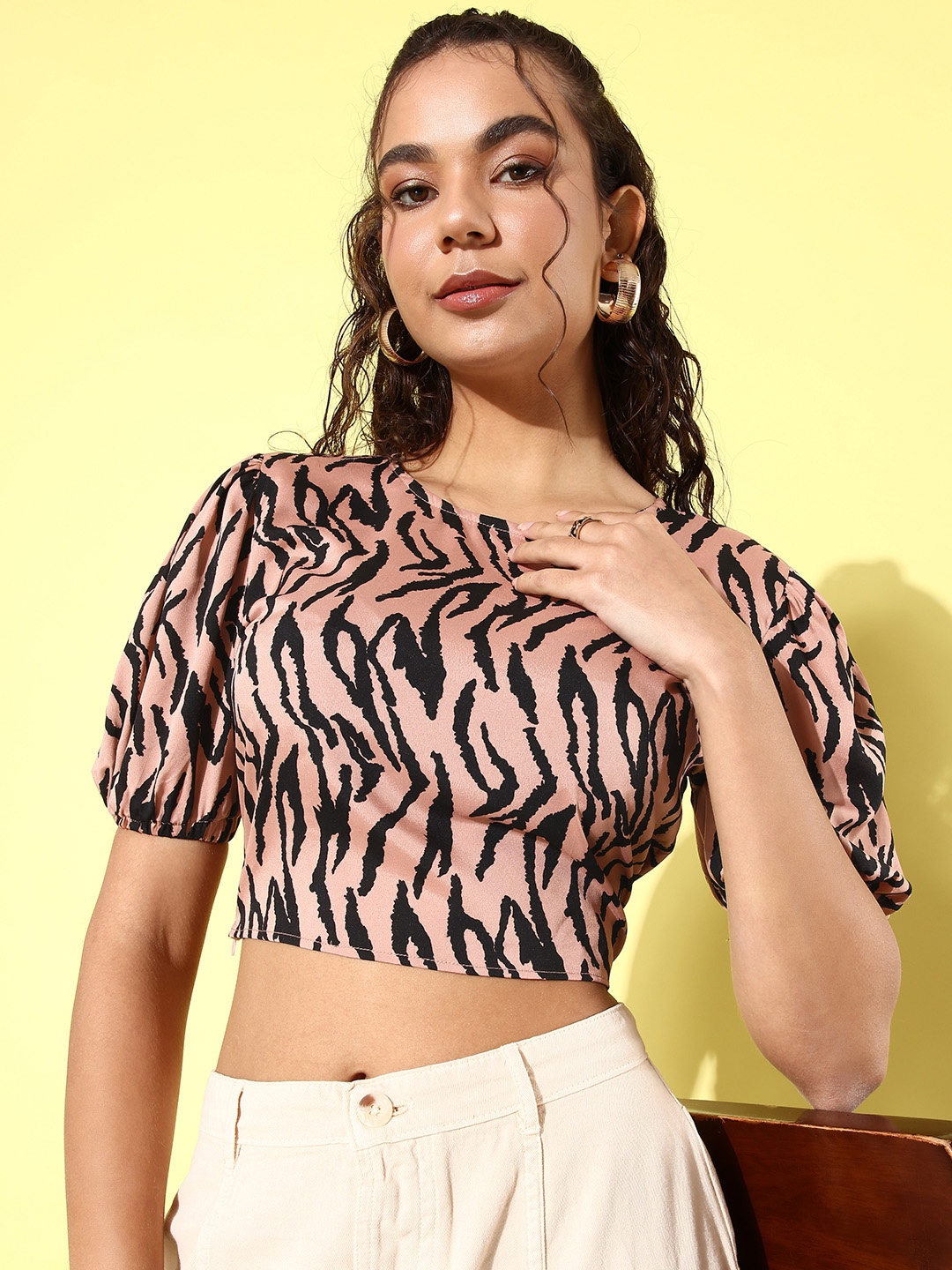 

ANVI Be Yourself Brown & Black Animal Print Puff Sleeve Crepe Blouson Crop Top