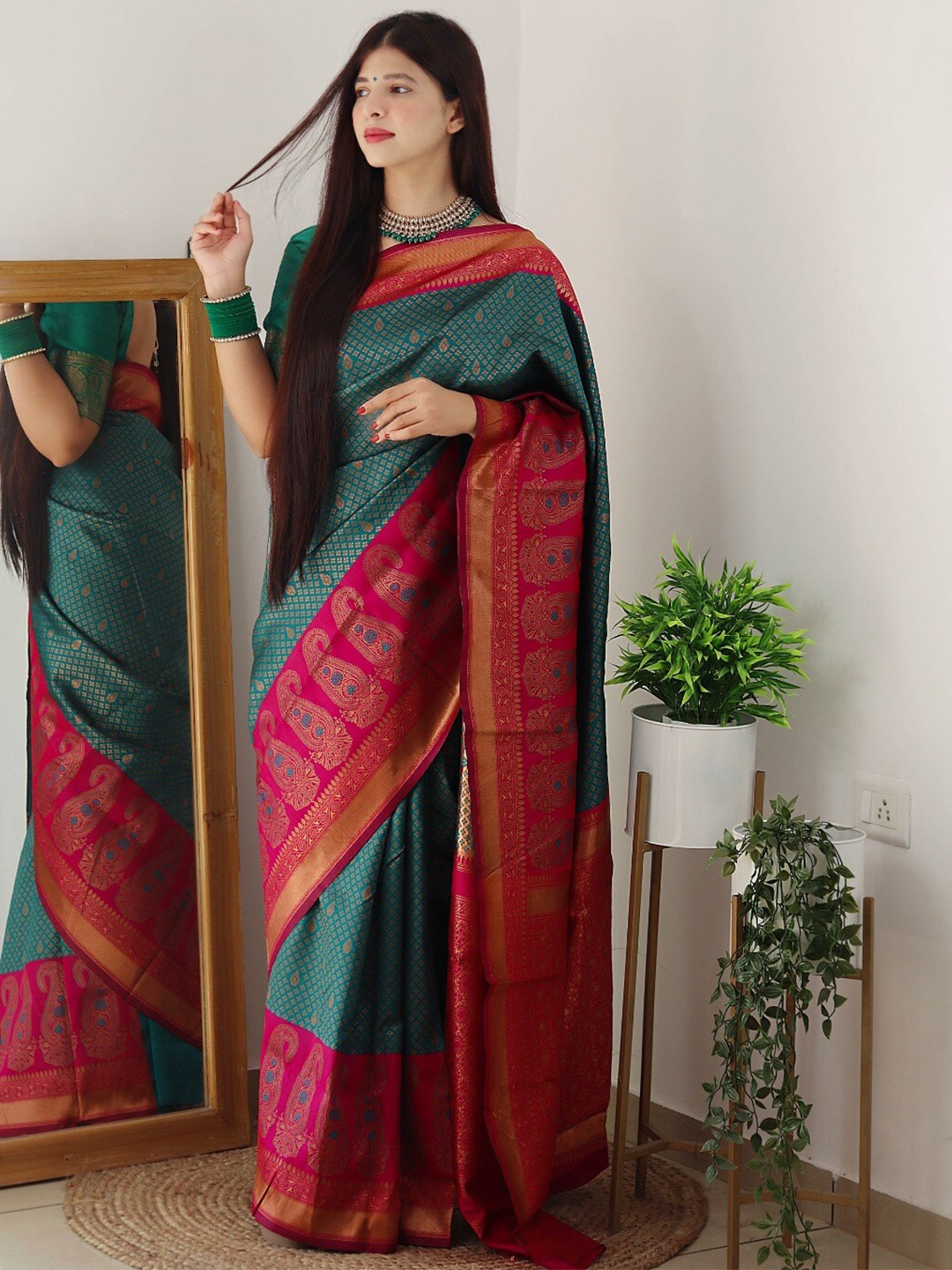 

VEERAX Ethnic Woven Design Zari Saree, Green