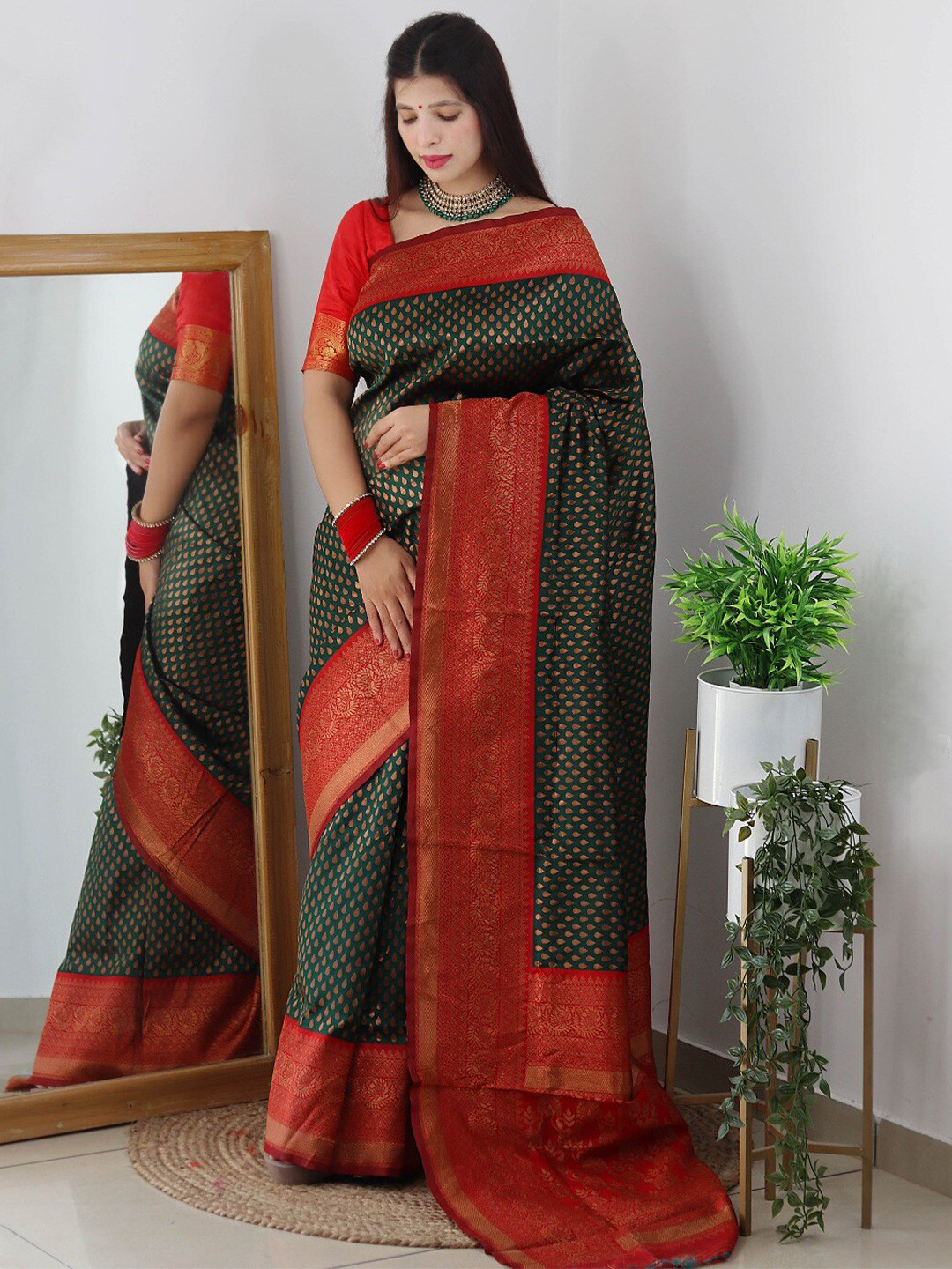 

VEERAX Ethnic Woven Design Zari Saree, Green