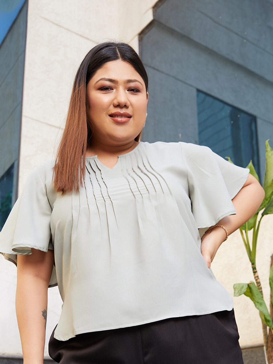 

CURVE BY KASSUALLY Olive Green Plus Size Flared Sleeve Pleated Top