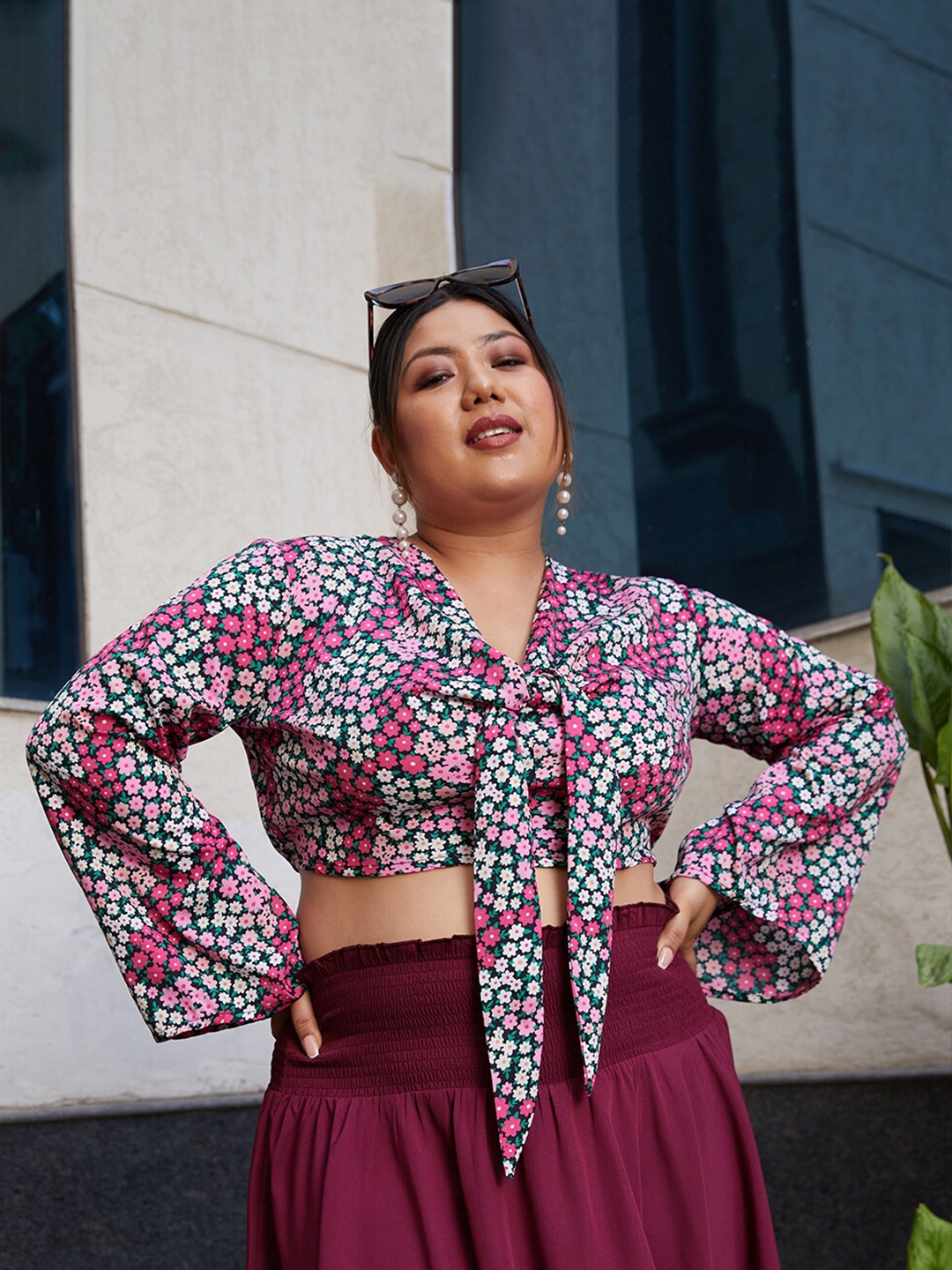 

CURVE BY KASSUALLY Black & Pink Plus Size Floral Printed Tie-Up Neck Crop Top