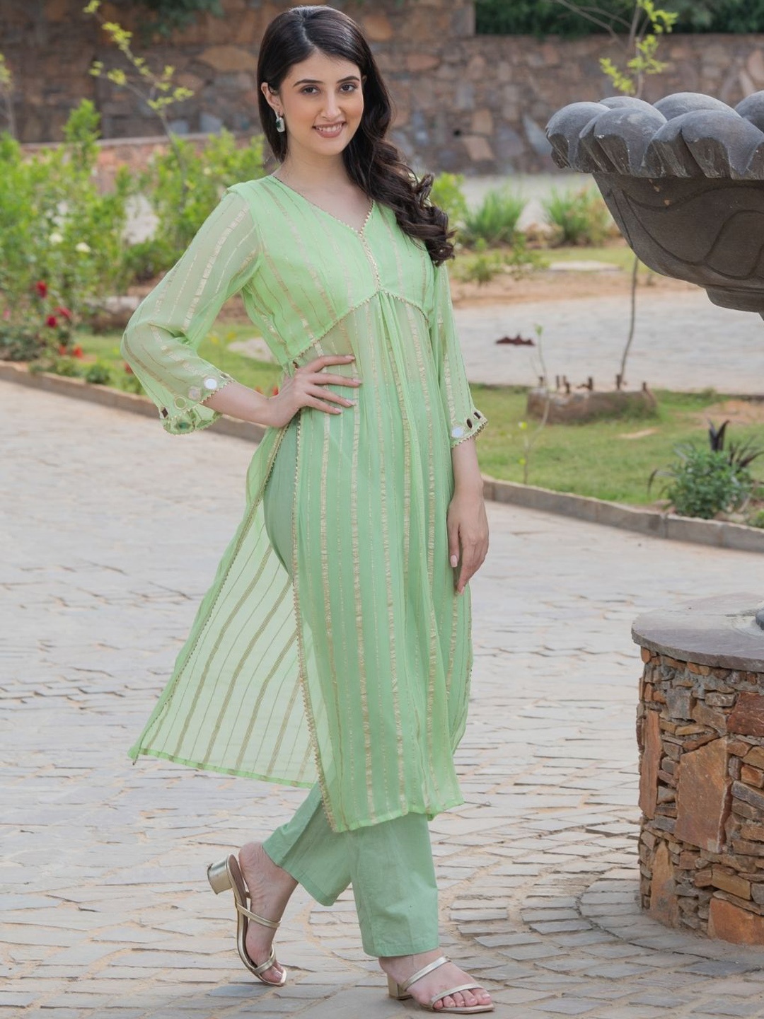 

HOUSE OF JAMOTI Striped V-Neck Gottapatti Kurta With Trousers, Green