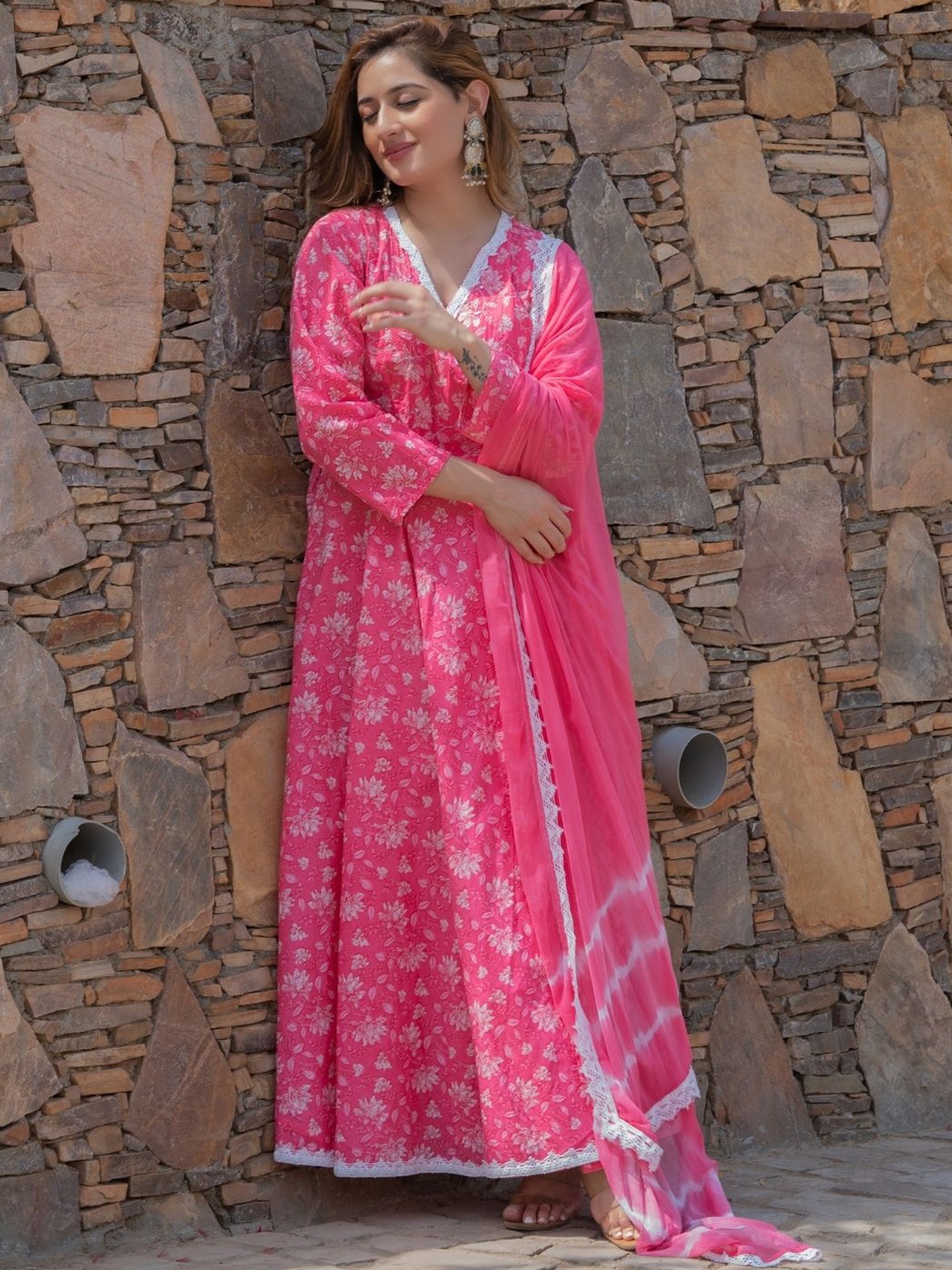 

HOUSE OF JAMOTI Floral Printed Angrakha Pure Cotton Kurta with Trousers & Dupatta, Pink