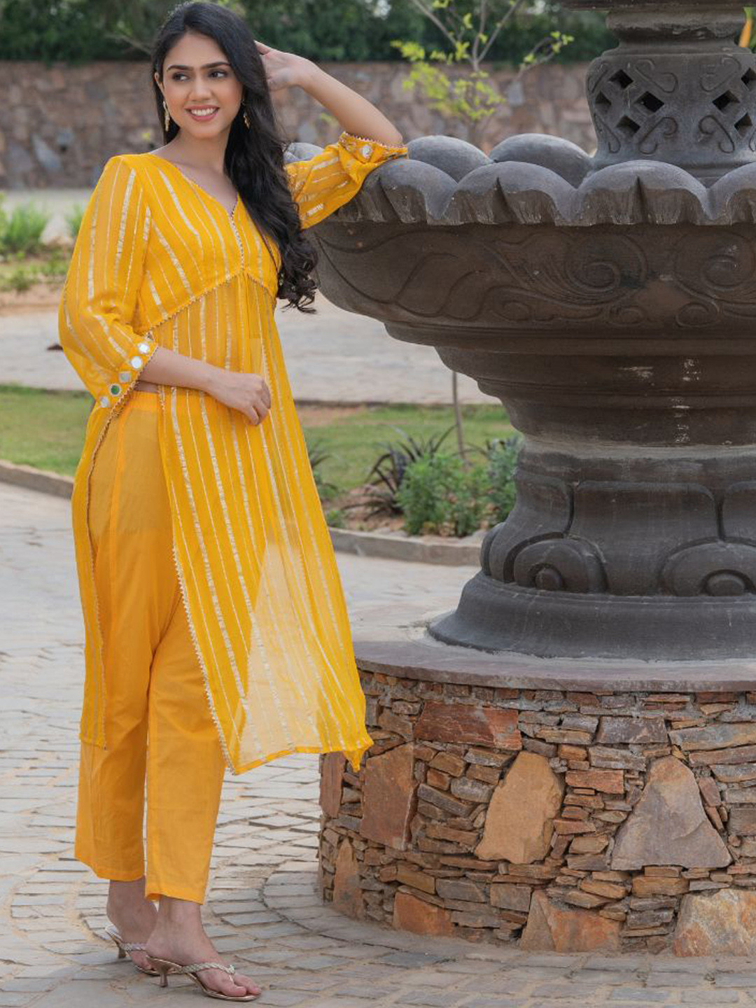 

HOUSE OF JAMOTI Striped Gottapatti Kurta With Trousers, Yellow