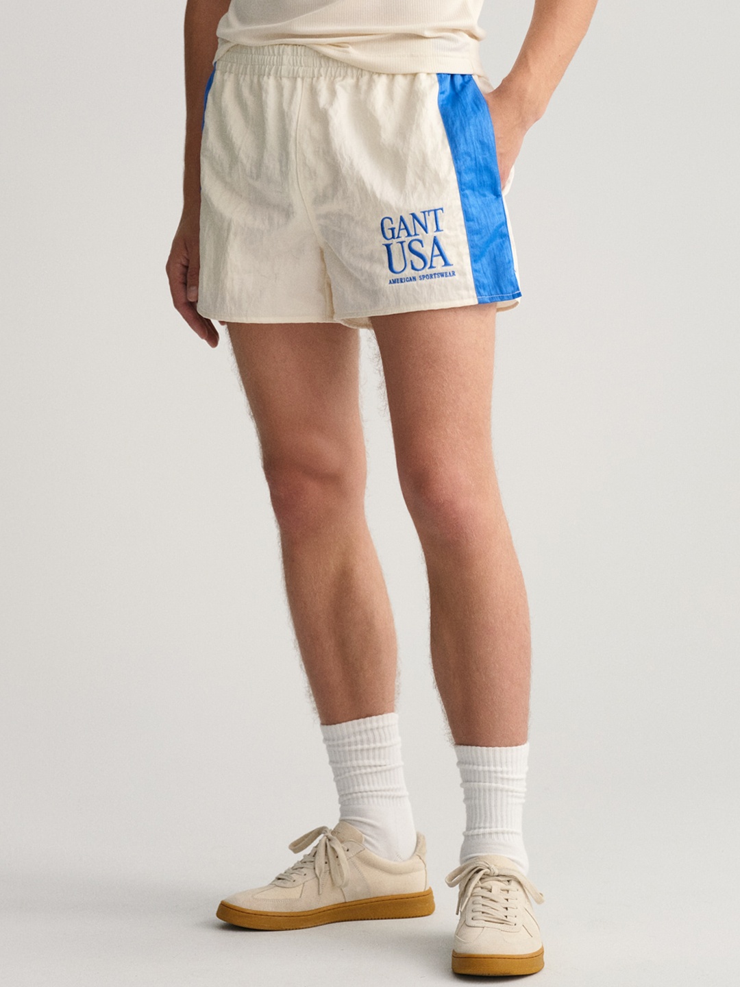 

GANT Men Colourblocked Loose Fit Linen Shorts, White