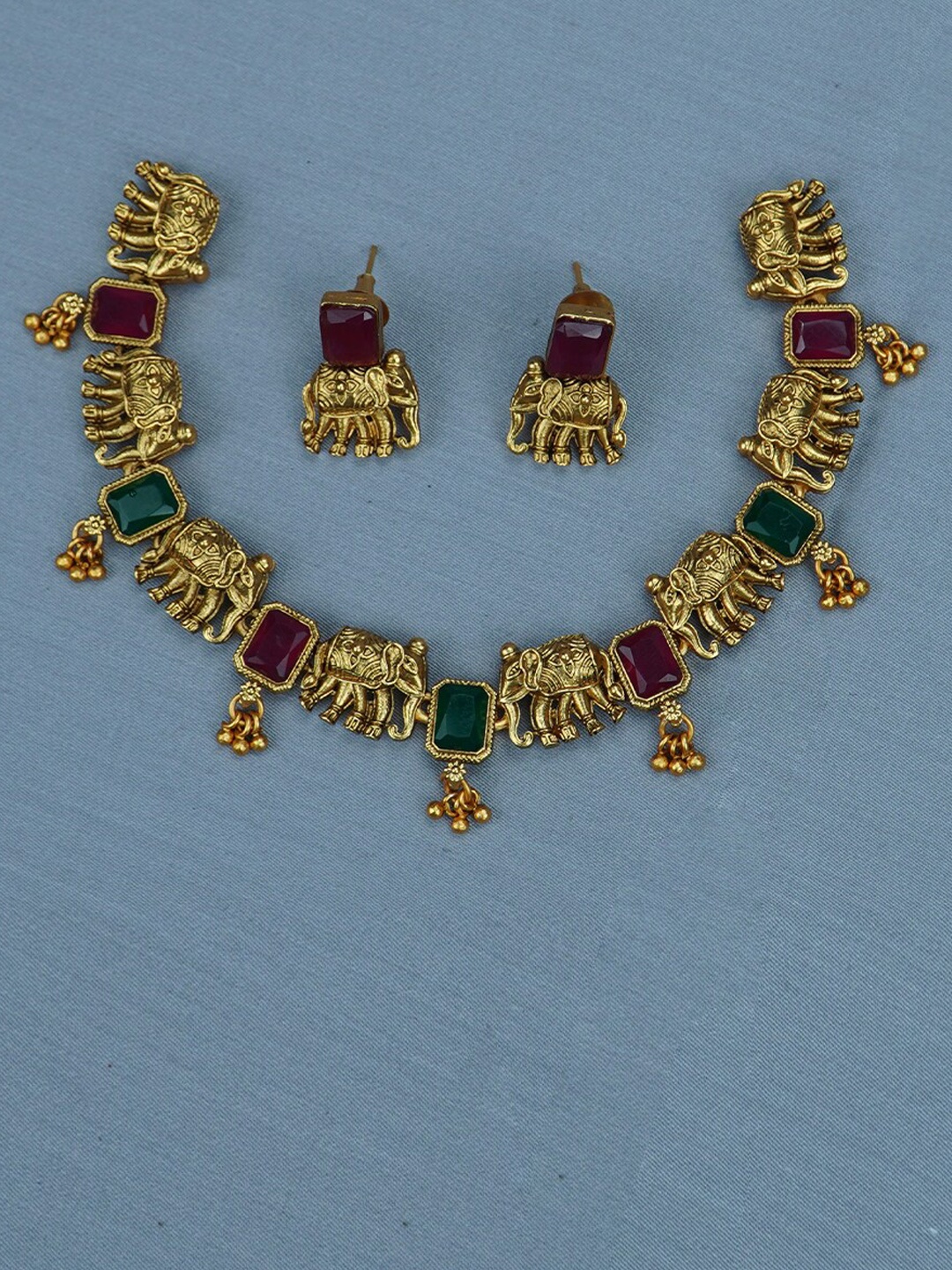 

Diksha collection Gold-Plated Stone-Studded & Beaded Jewellery Set