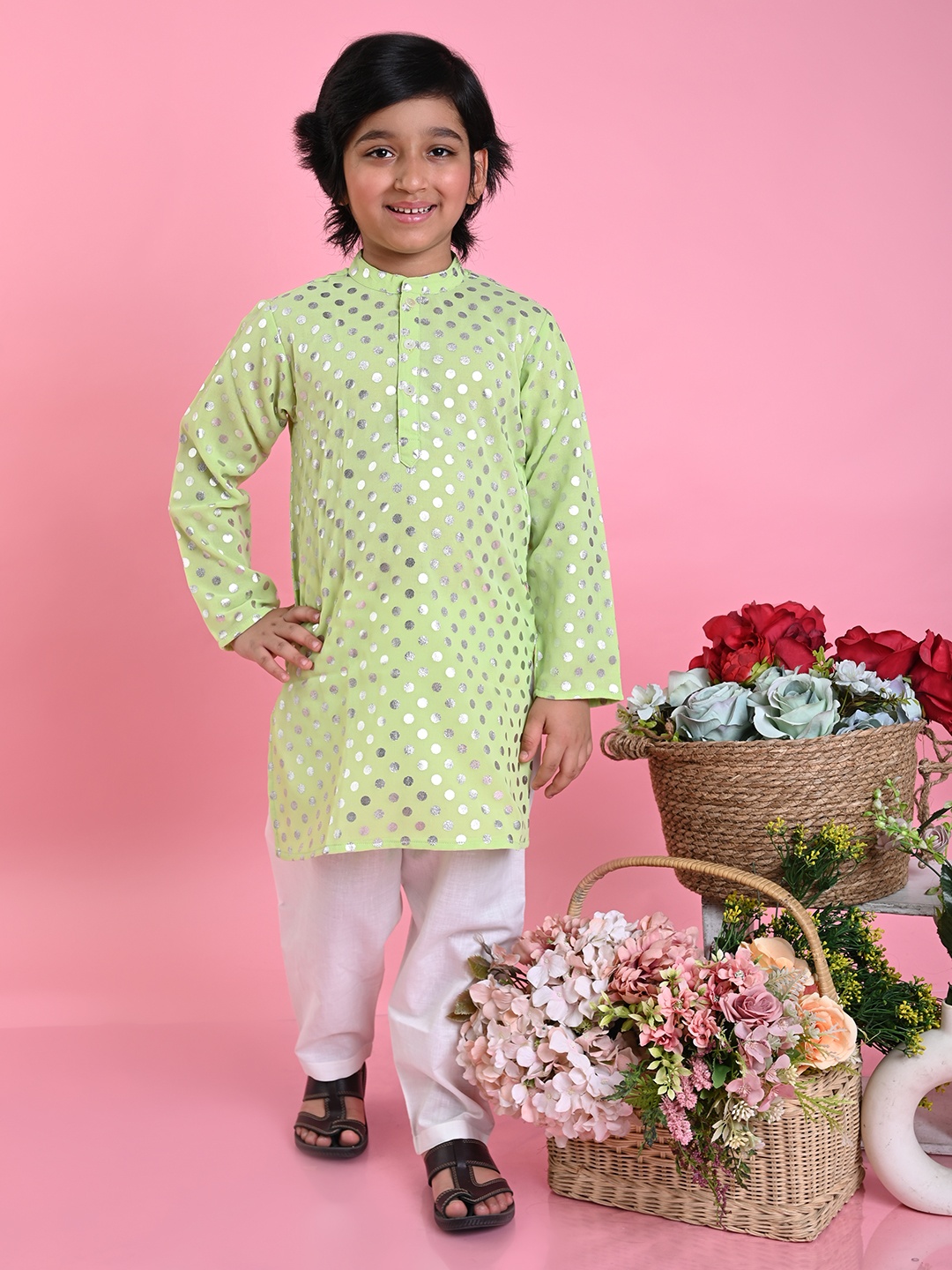 

SAKA DESIGNS Boys Geometric Foil Printed Straight Kurta with Pyjamas, Green