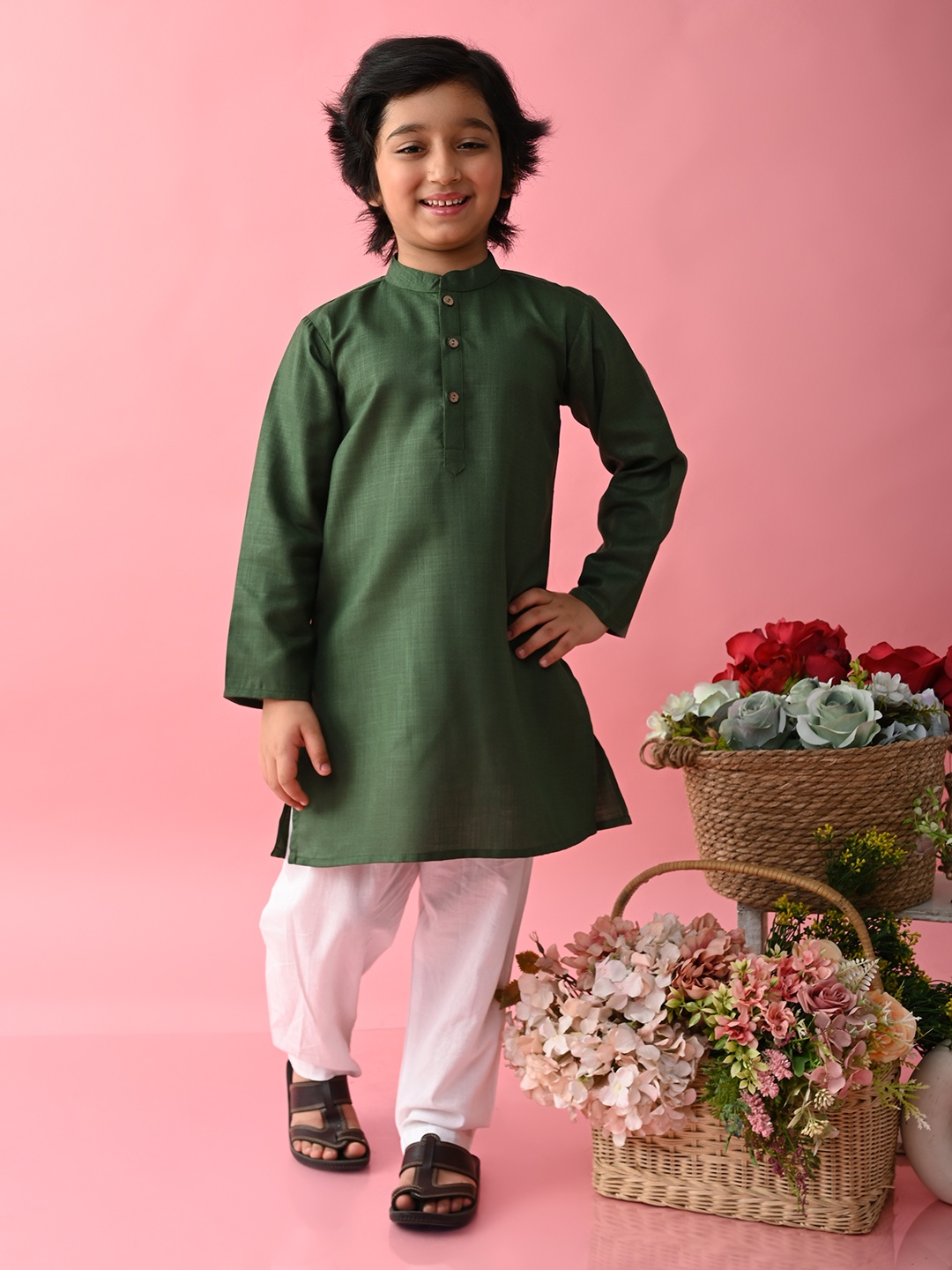 

SAKA DESIGNS Boys Mandarin Collar Straight Kurta with Pyjamas, Olive