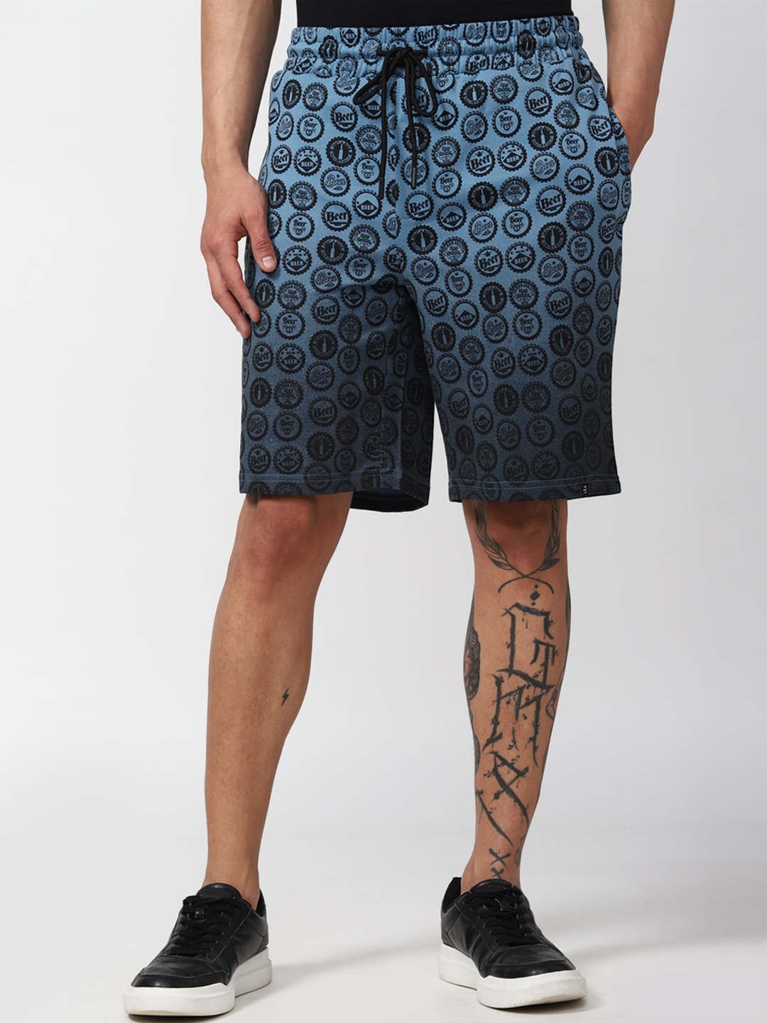 

FOREVER 21 Men Blue Typography Printed Knee Length Shorts