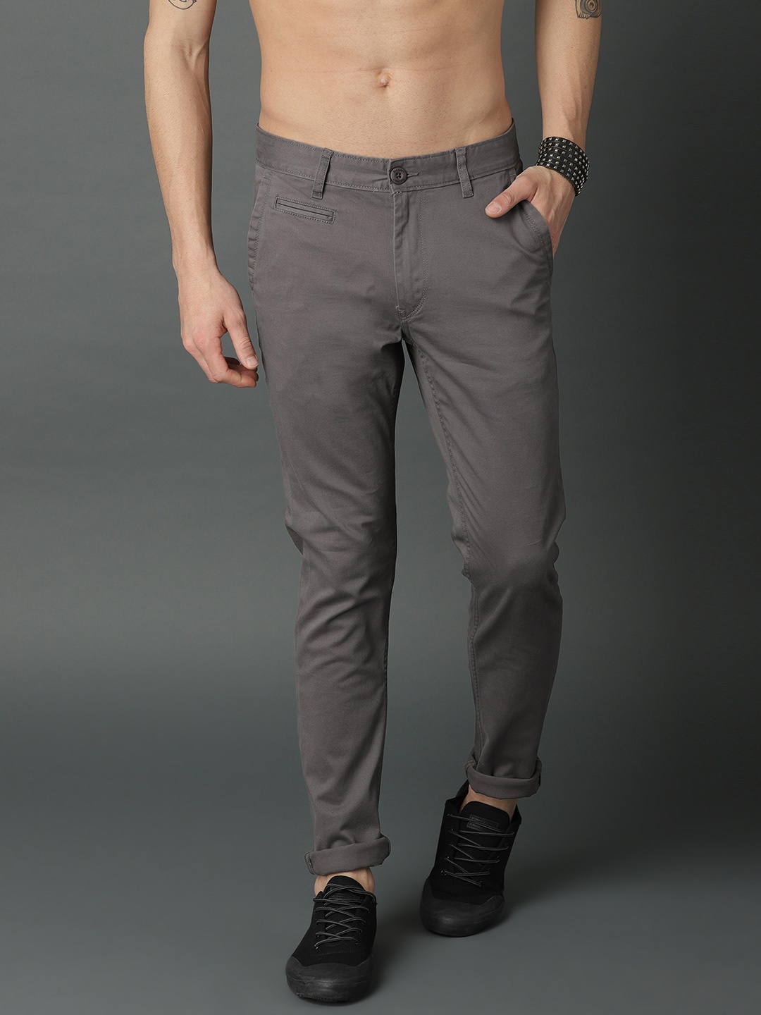 

Roadster Men Solid RegularChinos, Charcoal