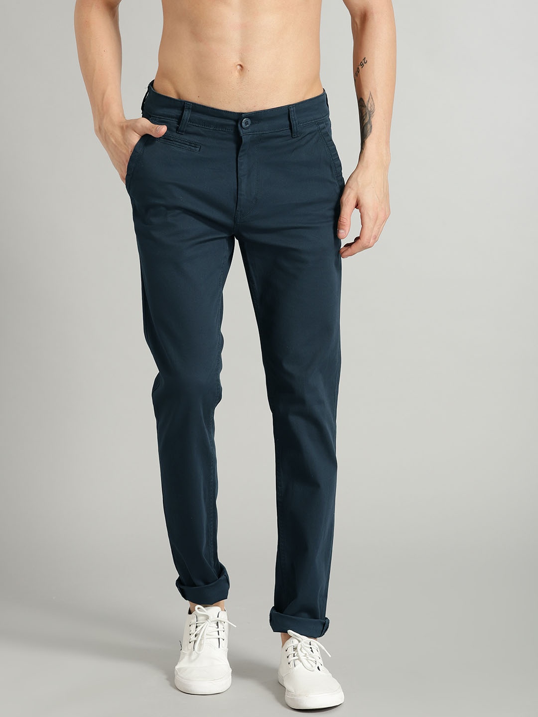 

Roadster Men Navy Slim Fit Solid Chinos, Navy blue
