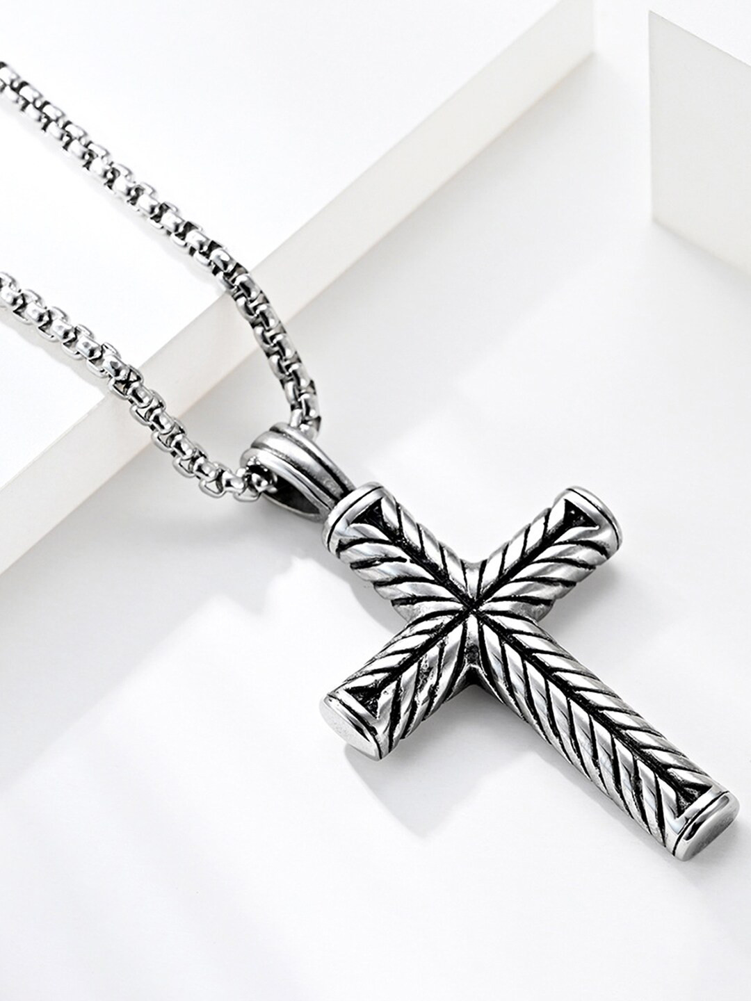 

Peora Silver-Plated Cross Shape Pendant Necklace Chain