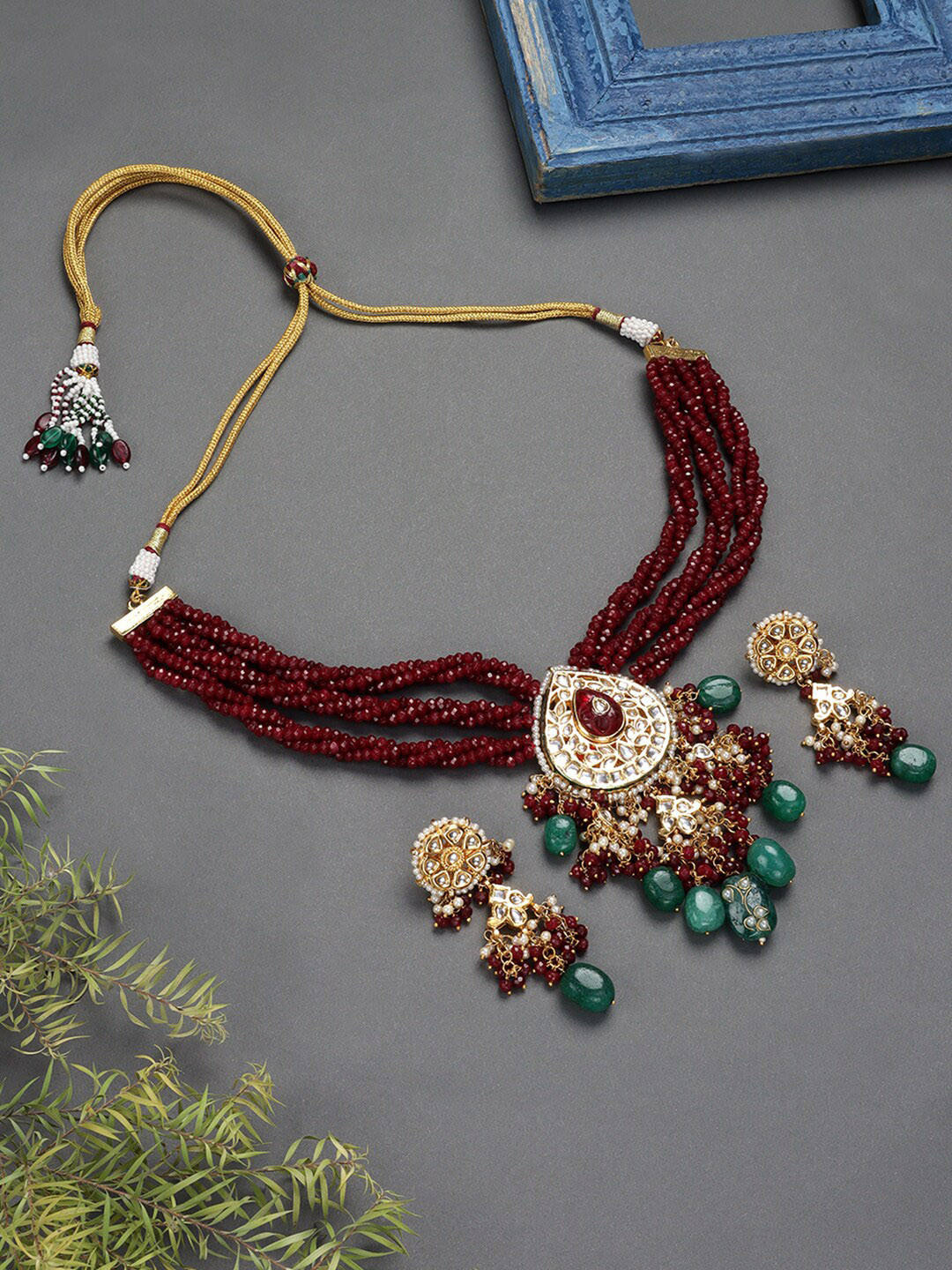

AURAA TRENDS Gold Plated Kundan Studded Jewellery Set