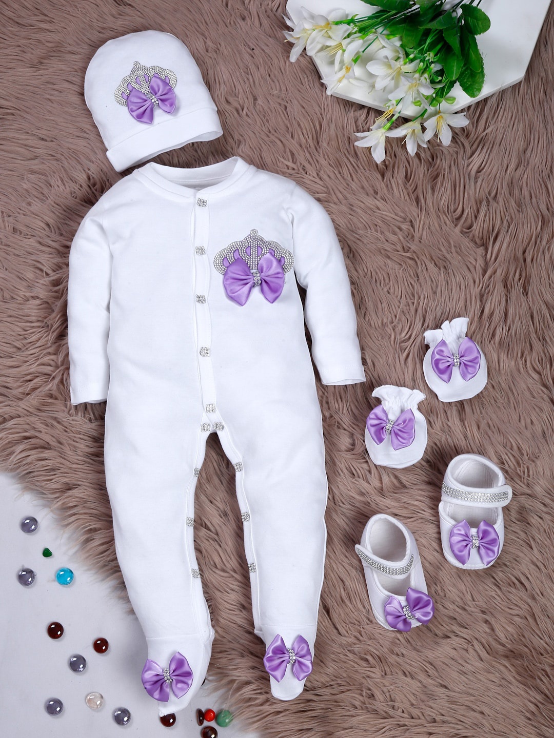 

TINY MINY ME Infants Pack Of 4 Pure Cotton Sleepsuit With Booties, Mittens & Beanie Cap, White