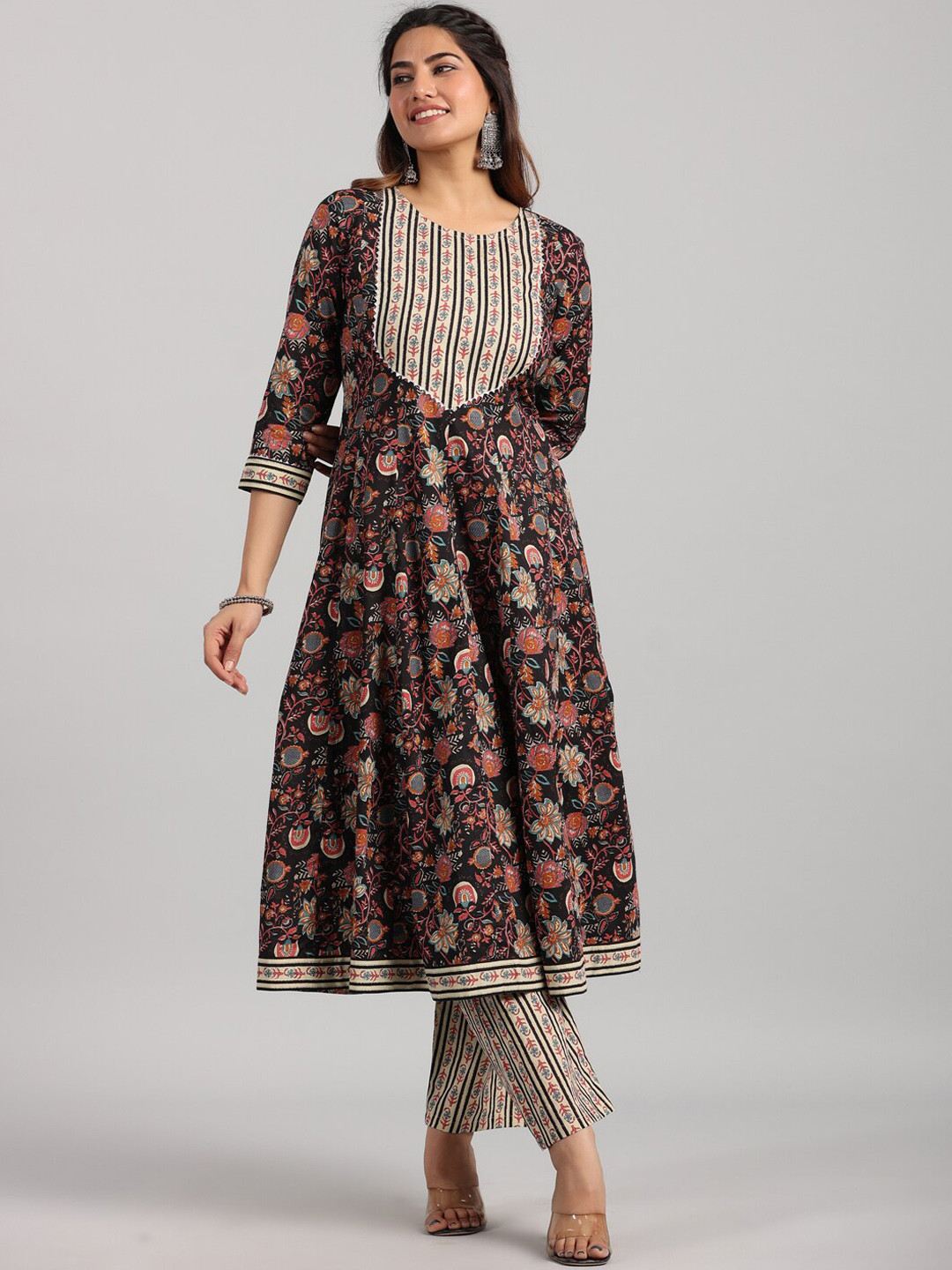 

PARCHHAI Floral Printed Panelled Gotta Patti Pure Cotton Kurta With Trousers, Black