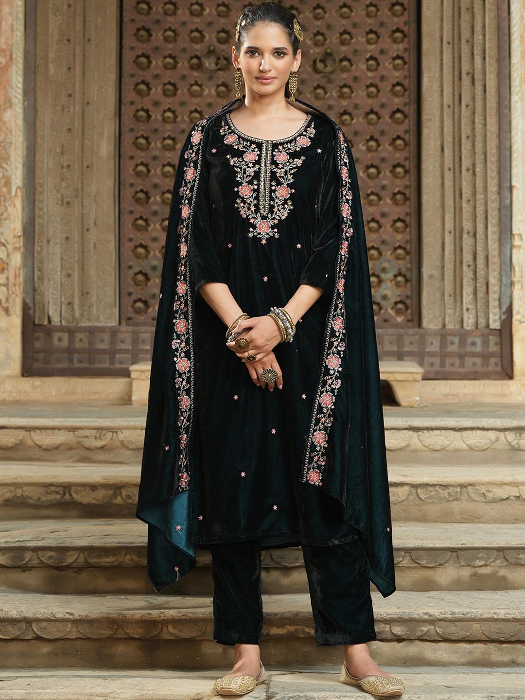 

SCAKHI Floral Embroidered Velvet Kurta With Trousers & Dupatta, Green