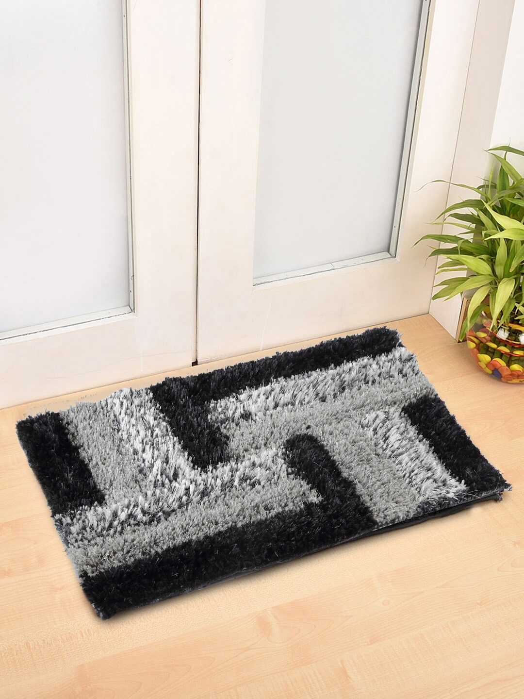 

FABINALIV Black & Grey Geometric Rectangular Shaped Anti Skid Doormat
