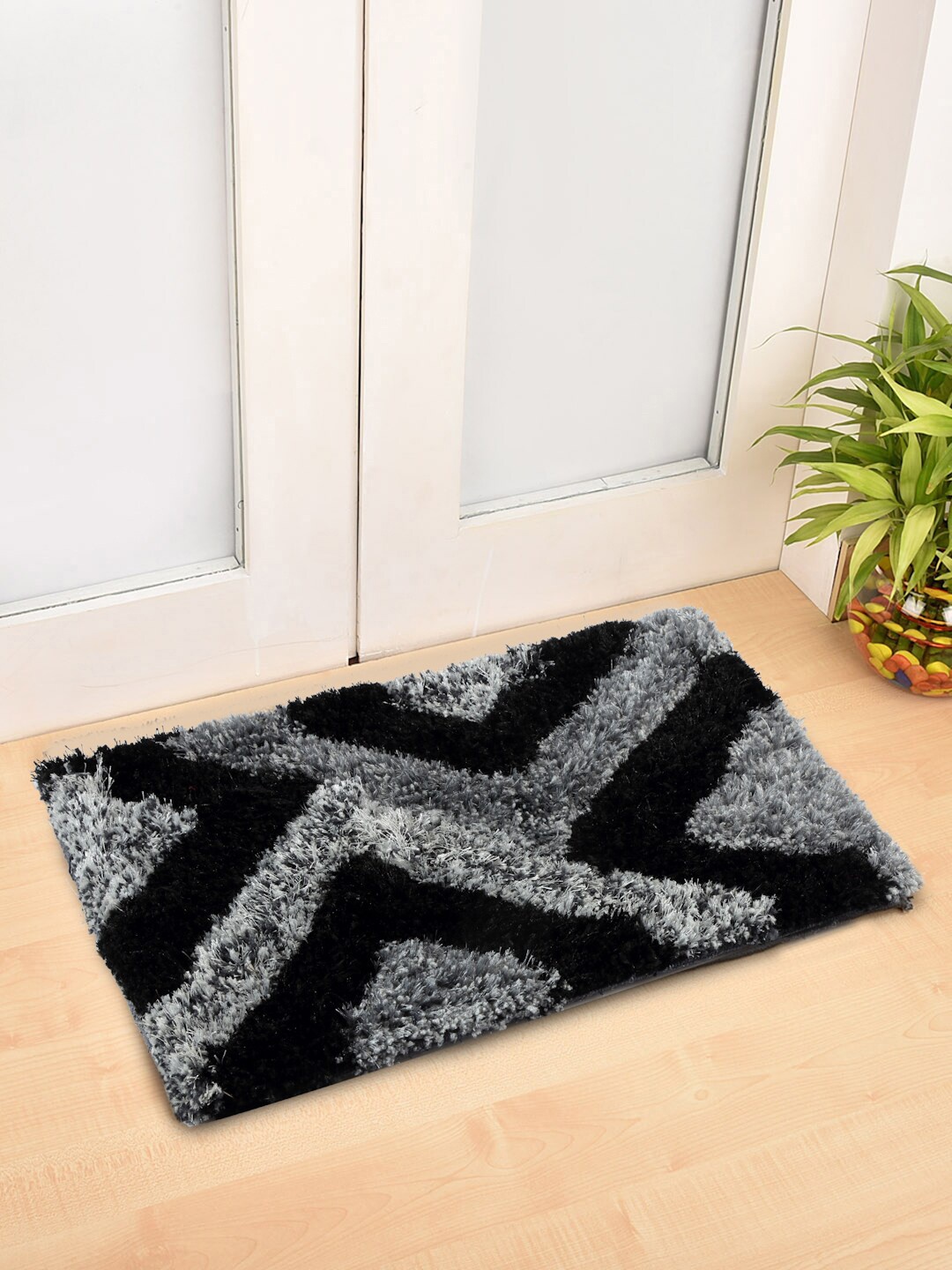 

FABINALIV Black & Grey Geometric Rectangular Shaped Anti-Skid Doormat
