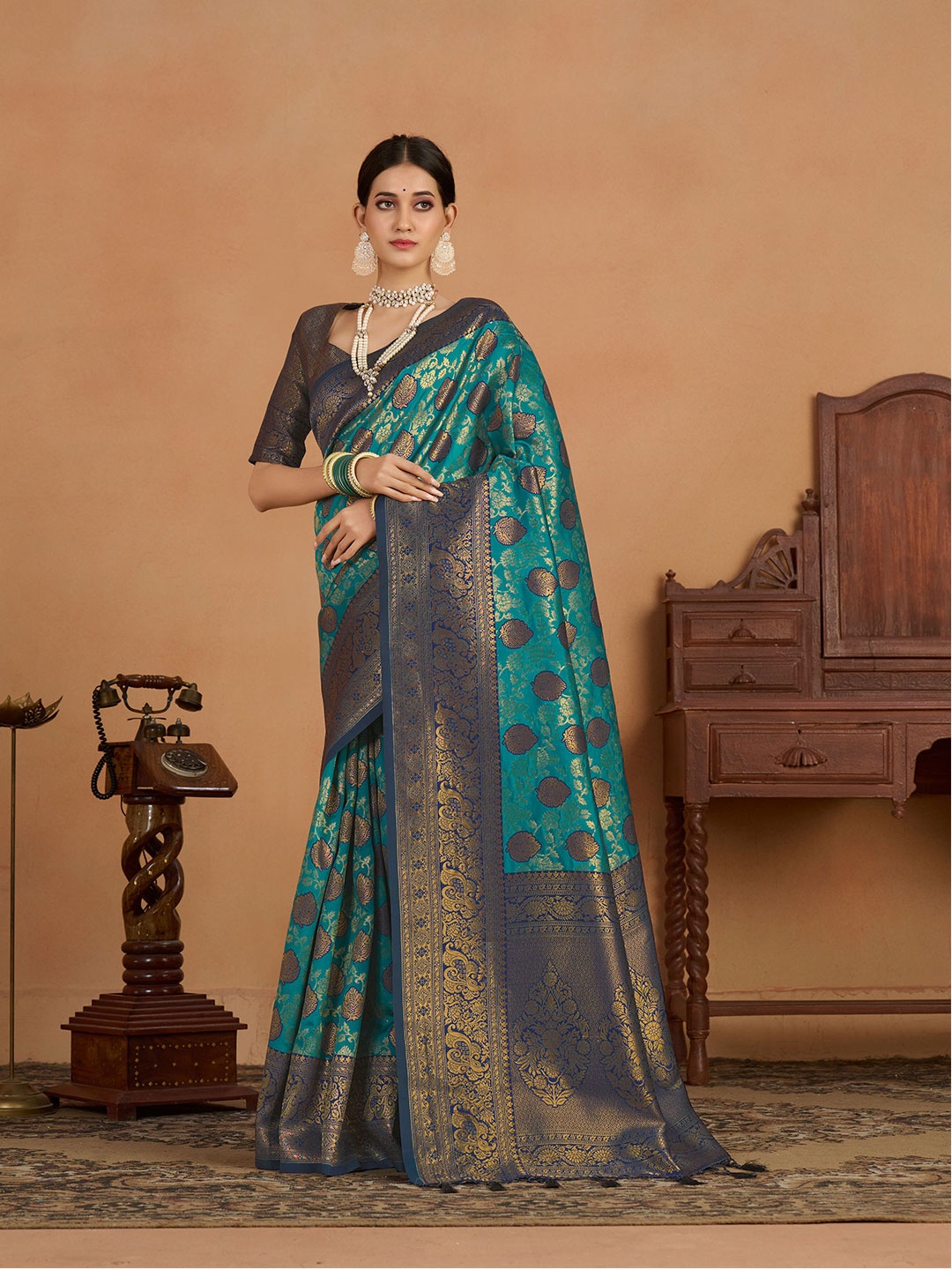 

MIMOSA Ethnic Motif Woven Design Zari Kanjeevaram Saree, Turquoise blue