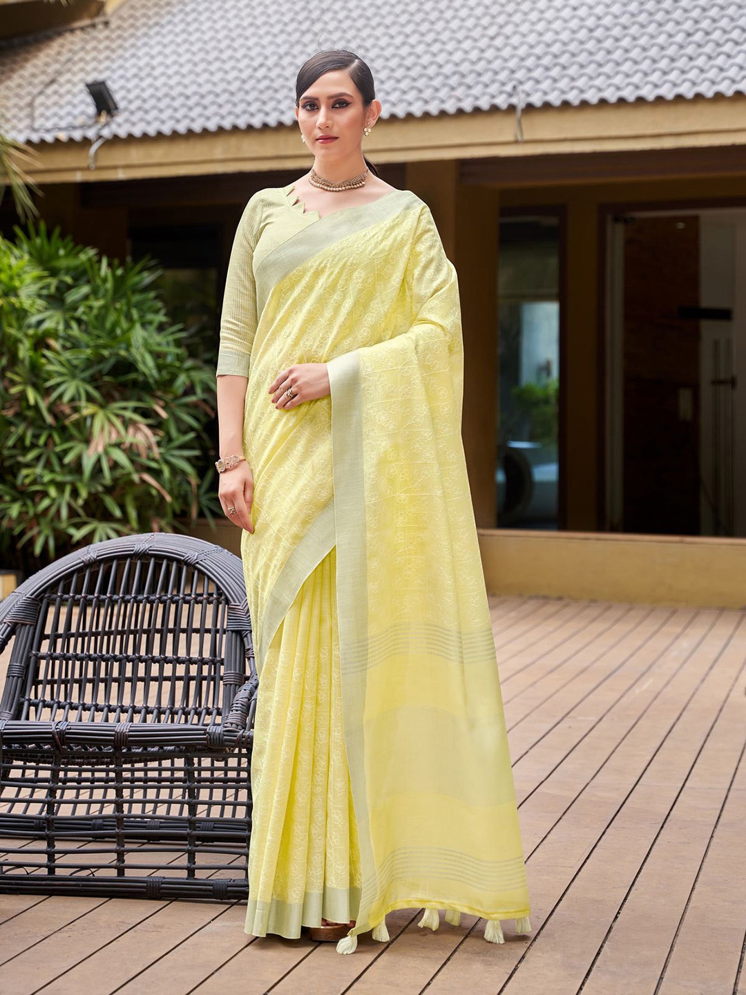 

Mitera Yellow & White Floral Embroidered Zari Pure Linen Banarasi Saree