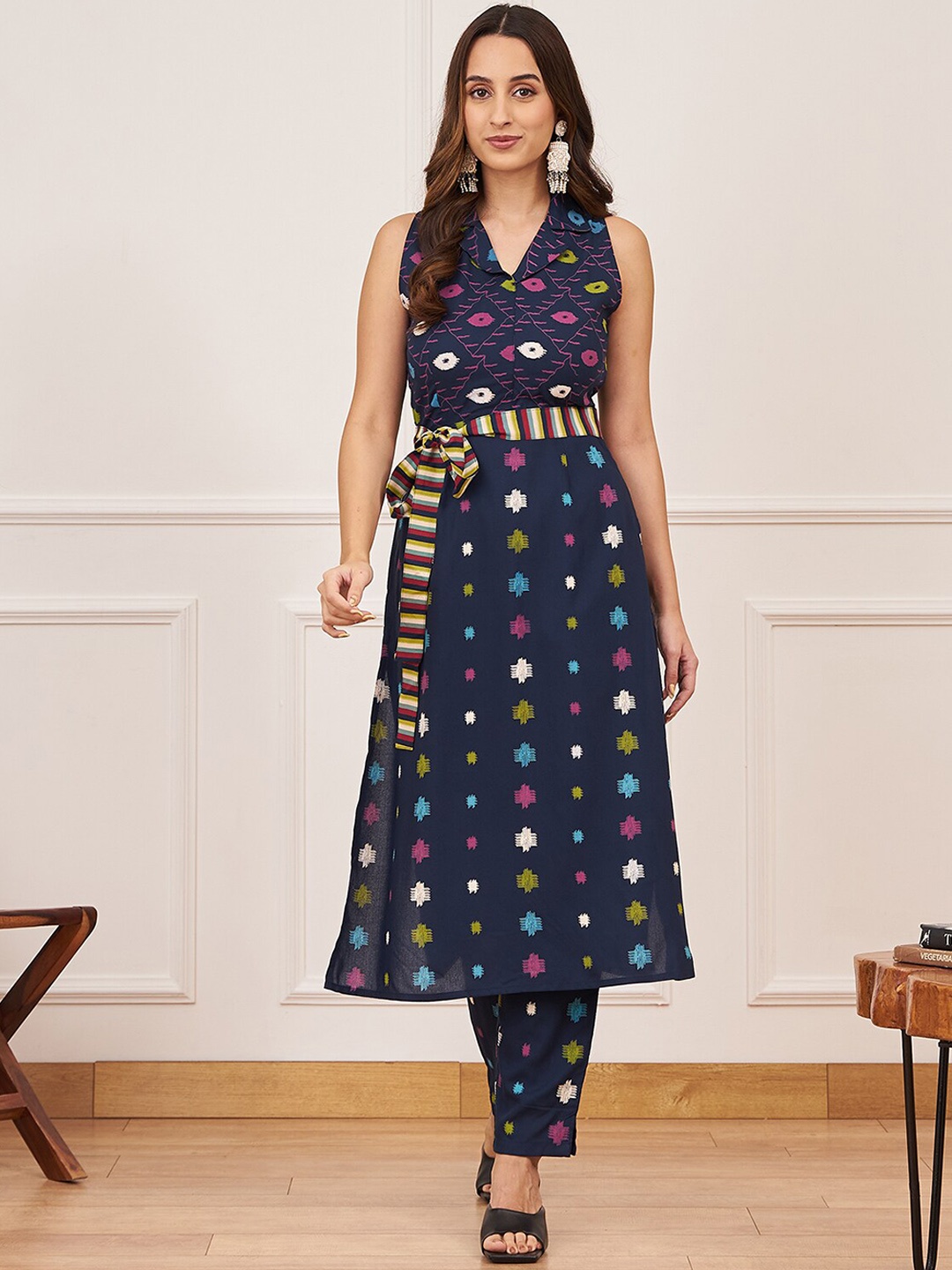 

Rustorange Sleeveless Shirt Collar Ethnic Motifs Printed Kurta with Trousers, Navy blue