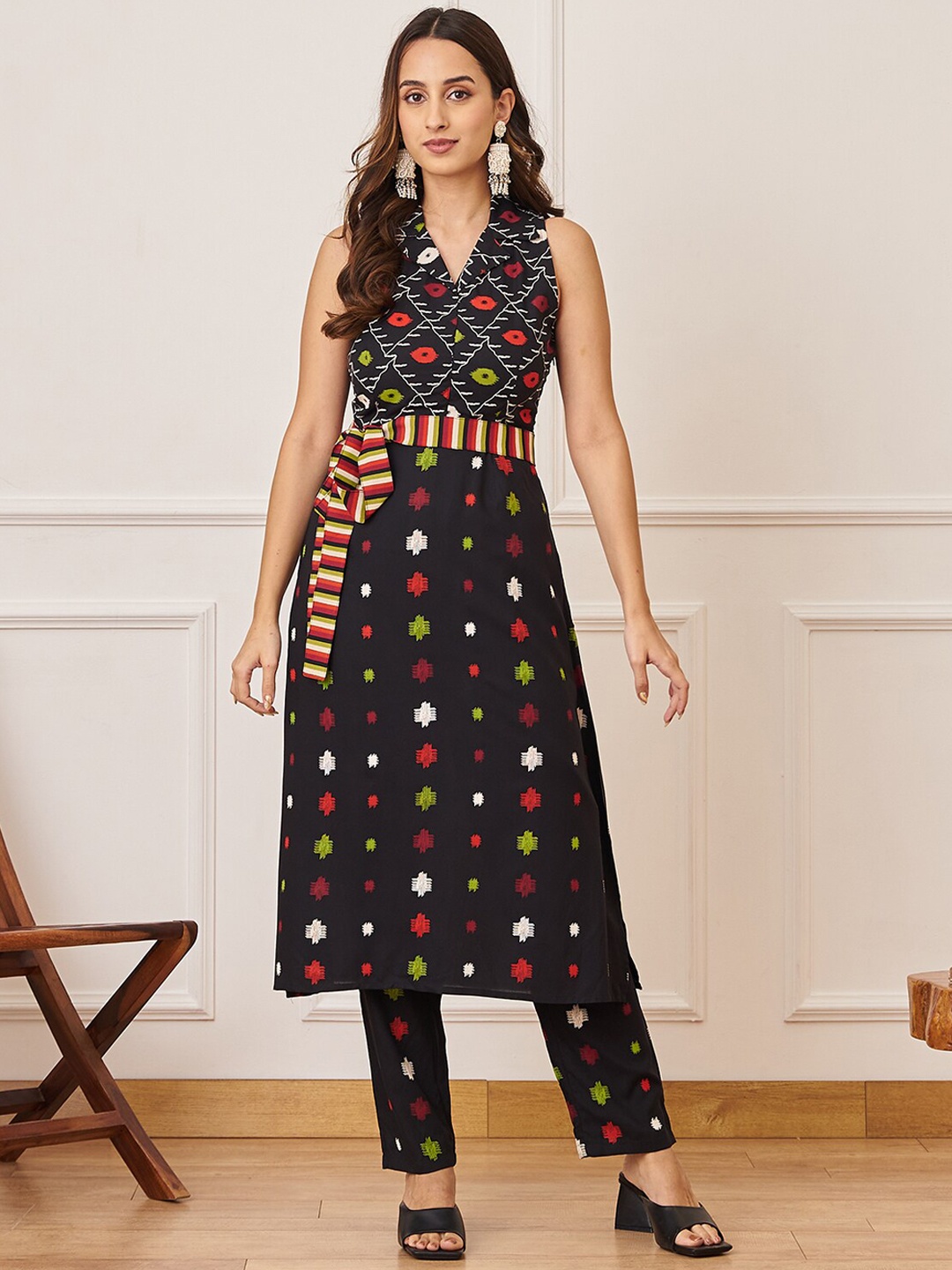 

Rustorange Sleeveless Shirt Collar Ethnic Motifs Printed Kurta with Trousers, Black