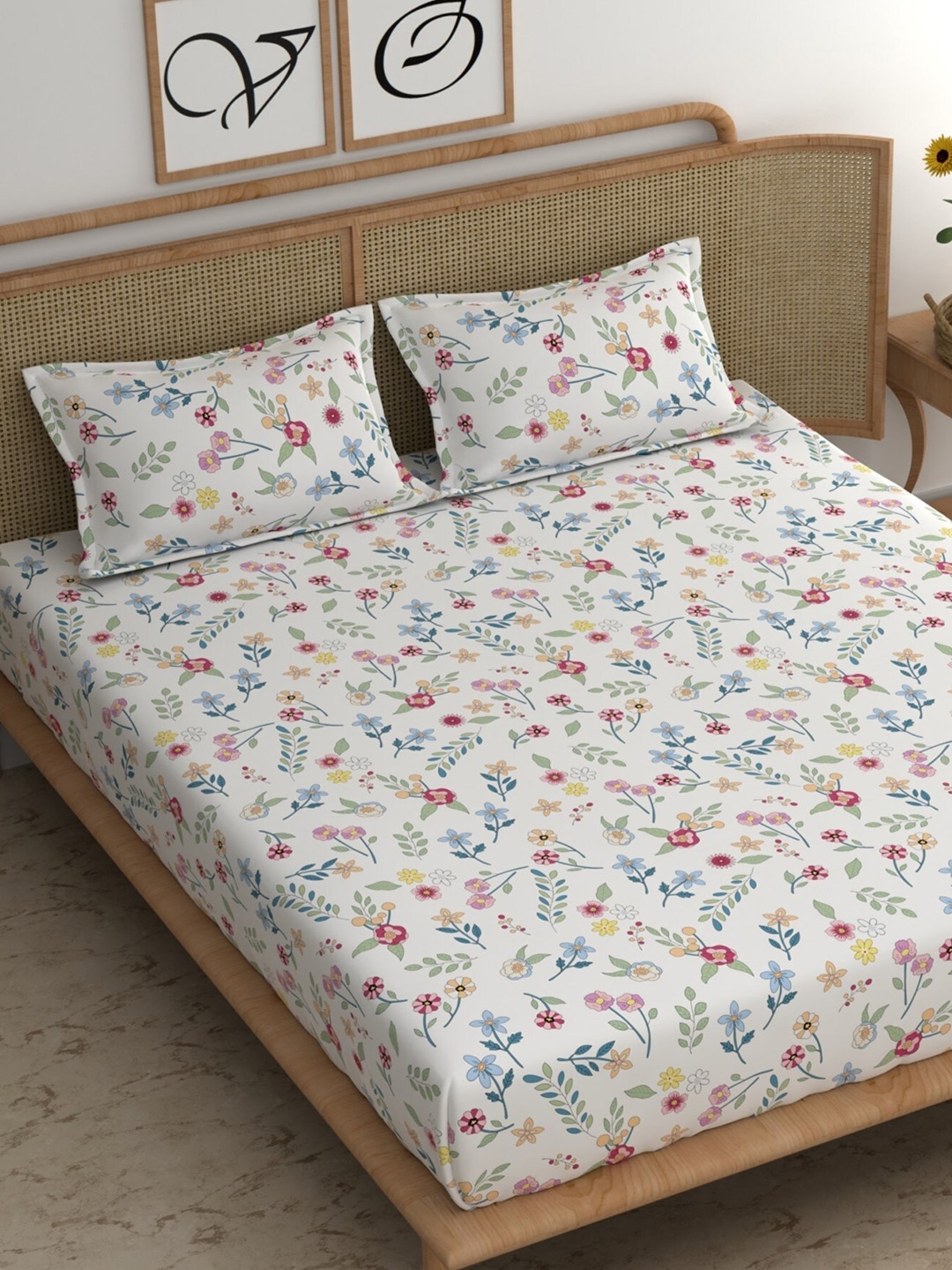 

CHHAVI INDIA White & Red Floral Printed 210 TC King Bedsheet & 2 Pillow Covers